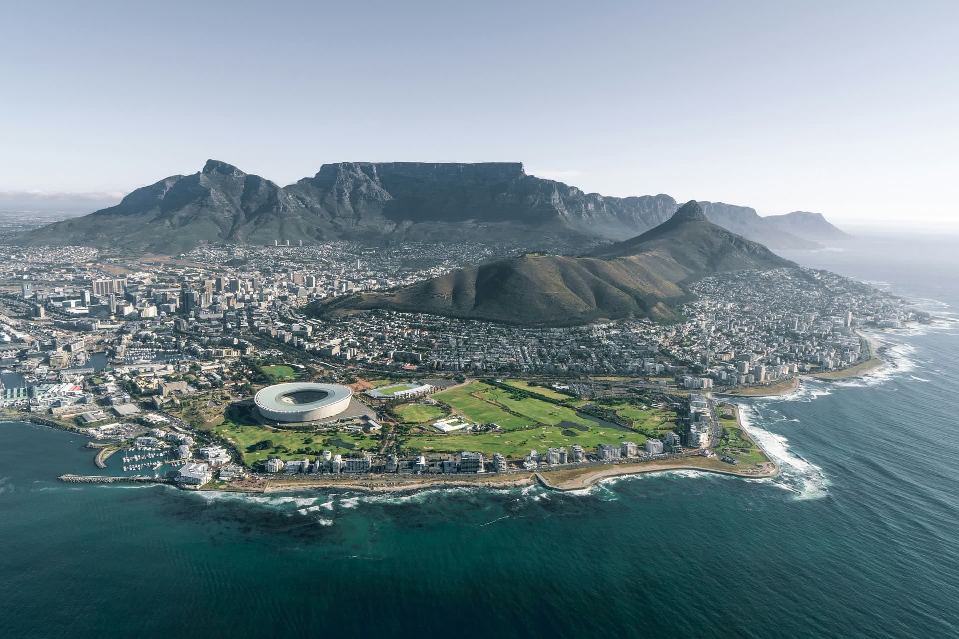 Vue aérienne du Cap et de la Montagne de la Table, en Afrique du Sud. Vivre en Afrique du Sud : notre fiche expatriation.