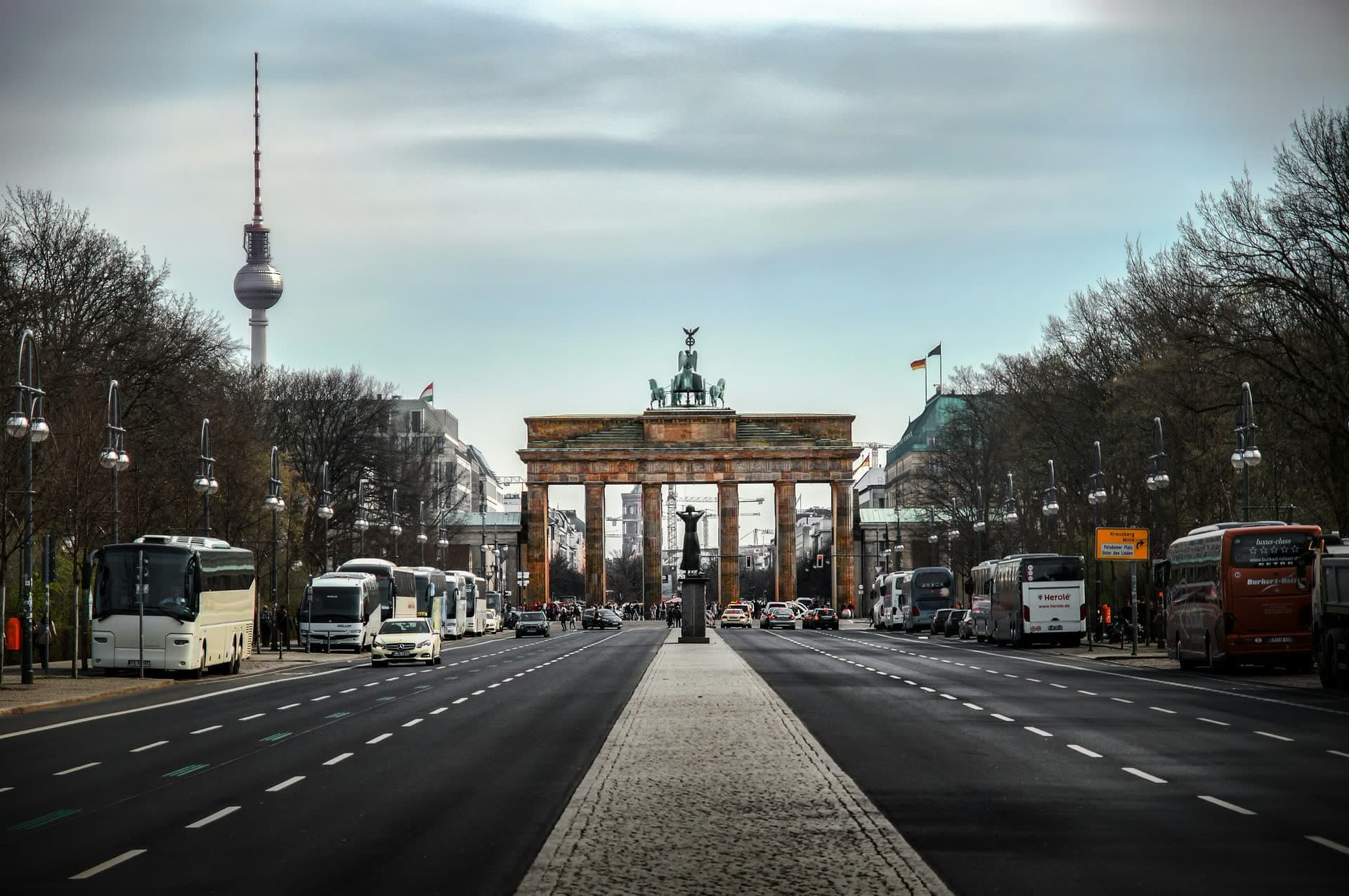 La porte de Brandebourg et la tour de télévision de Berlin, en Allemagne. Vivre en Allemagne : notre fiche expatriation.