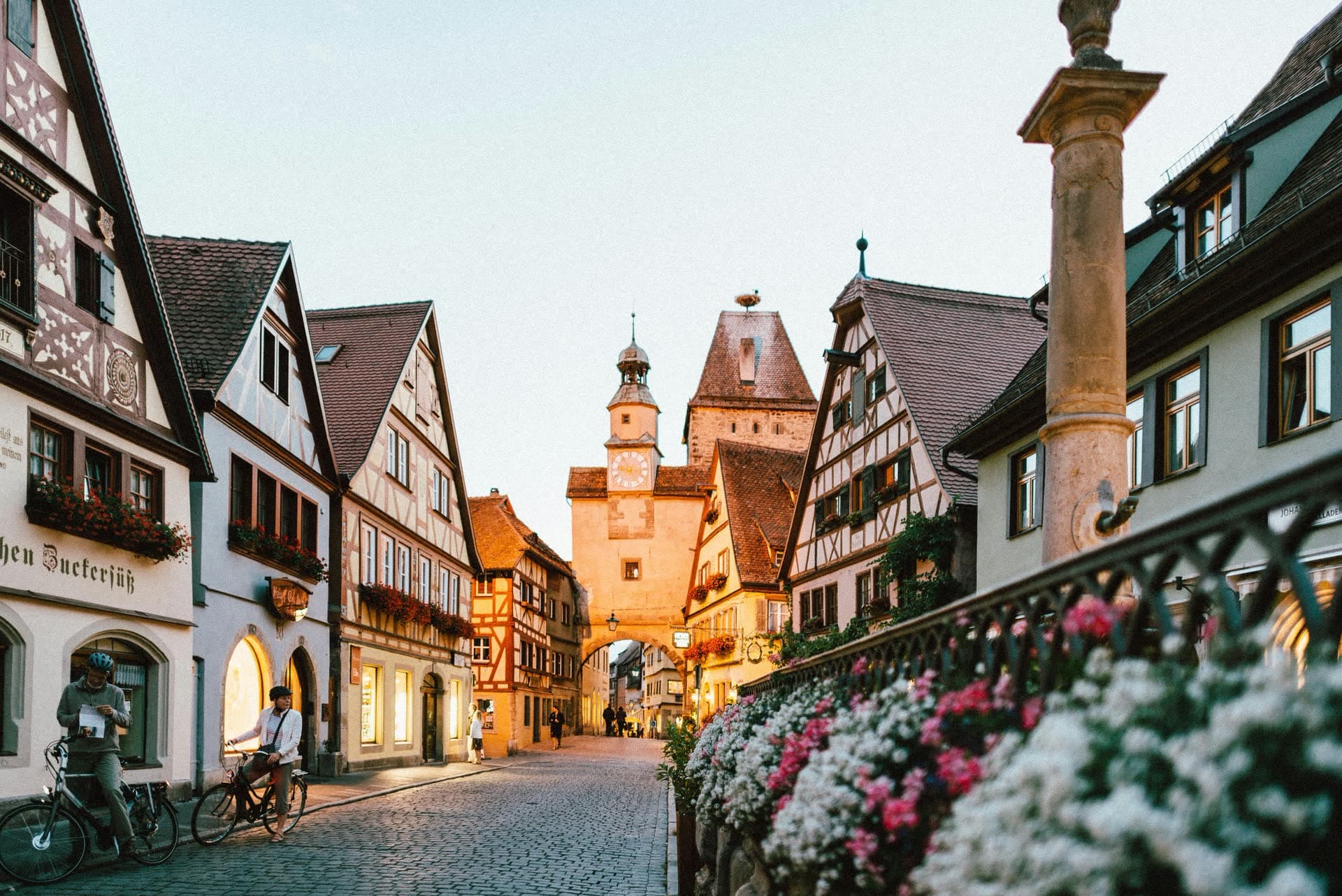 Ruelle pavée bordée de maisons à colombages fleuries dans une petite ville allemande