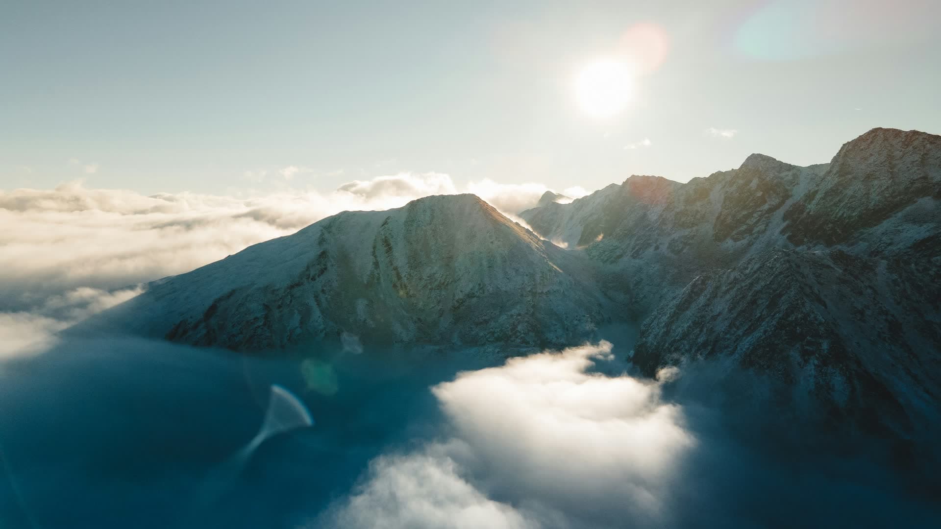 Sommets andorrans émergeant d'une mer de nuages