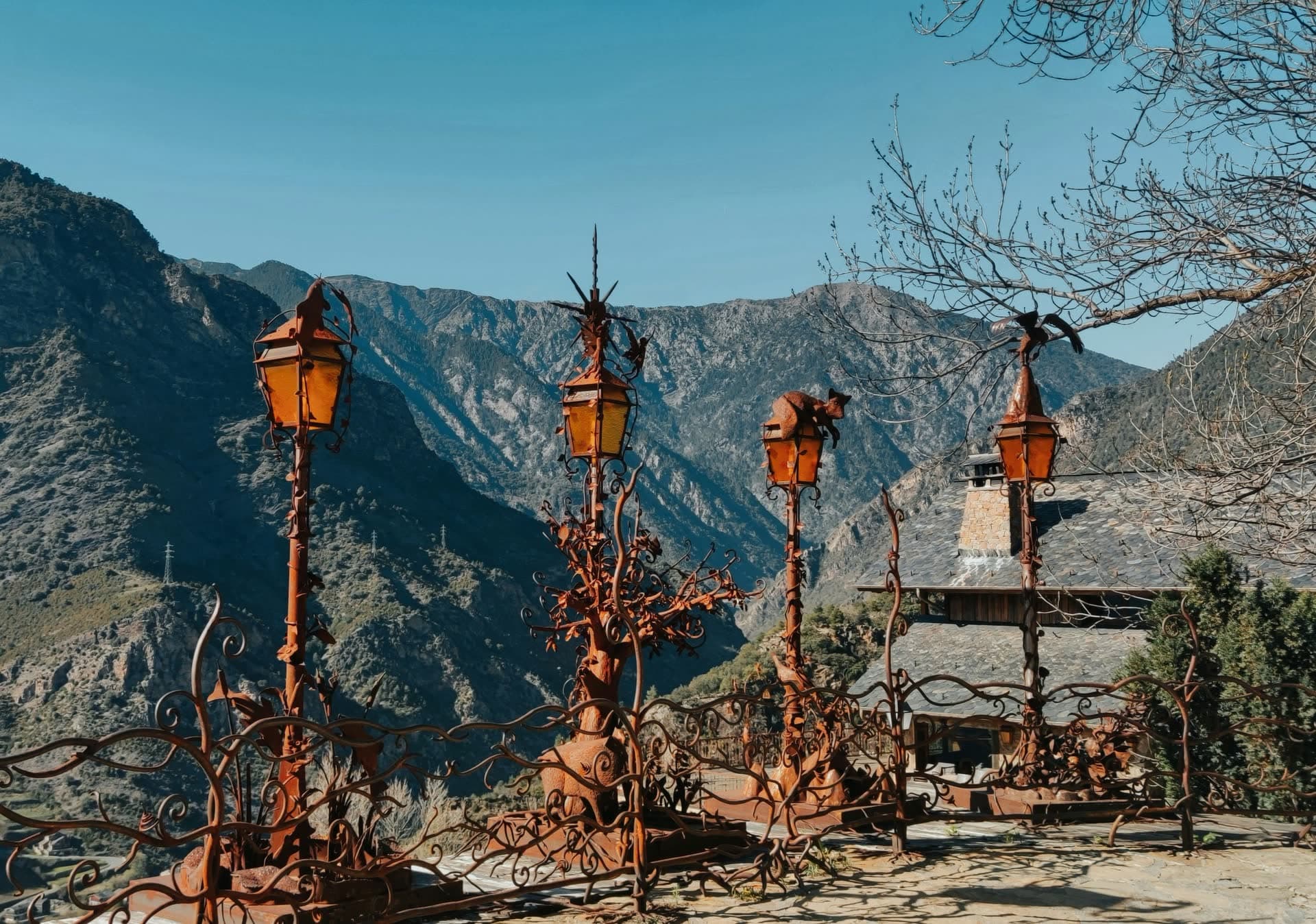 Lampadaires en fer forgé face aux montagnes enneigées d'Andorre