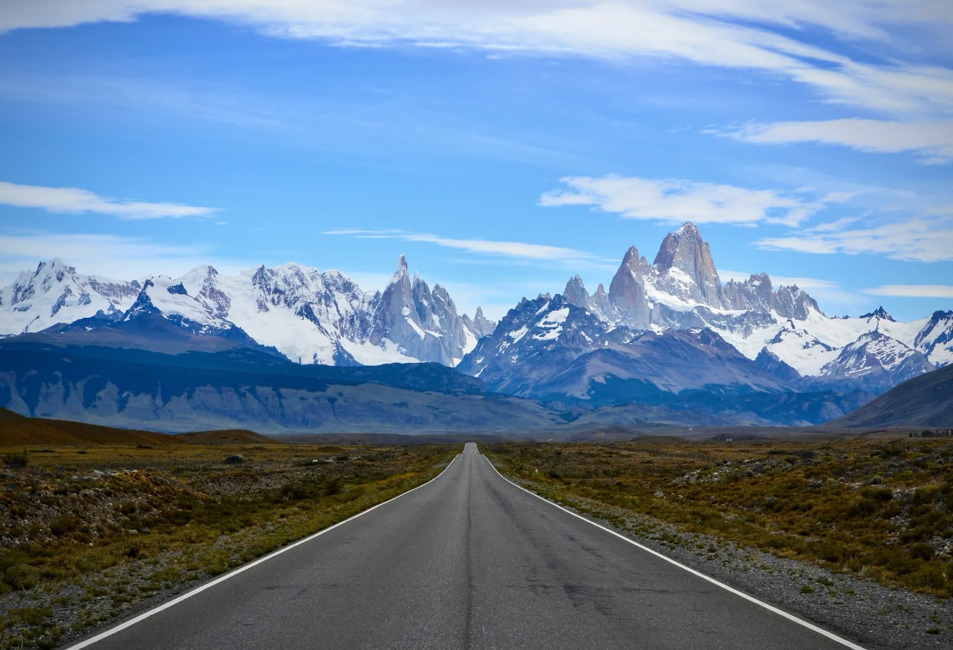Route rectiligne vers les sommets de Patagonie, en Argentine. Vivre en Argentine : notre fiche expatriation.