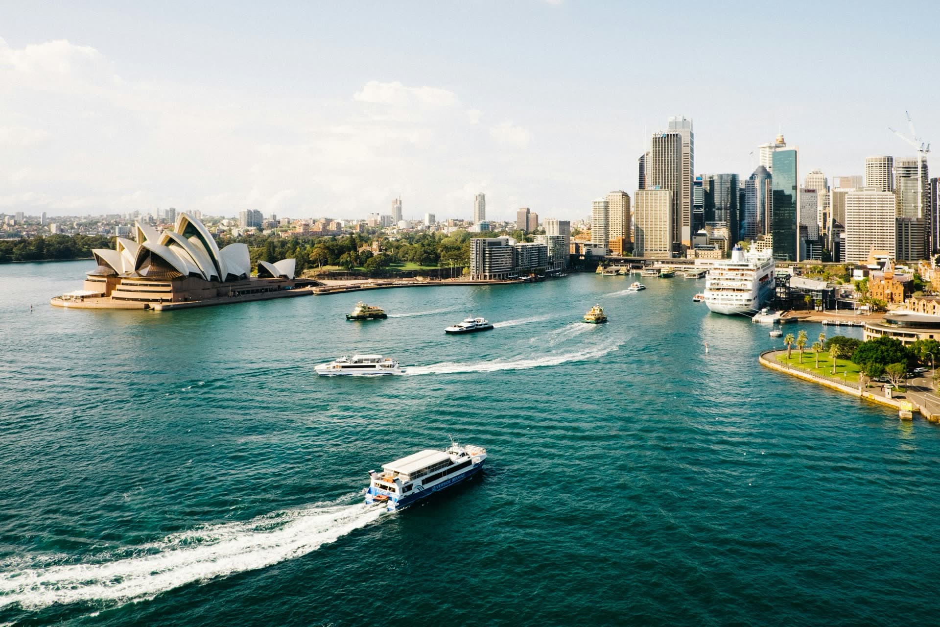 L'opéra de Sydney et la baie, en Australie. Vivre en Australie : notre fiche expatriation.