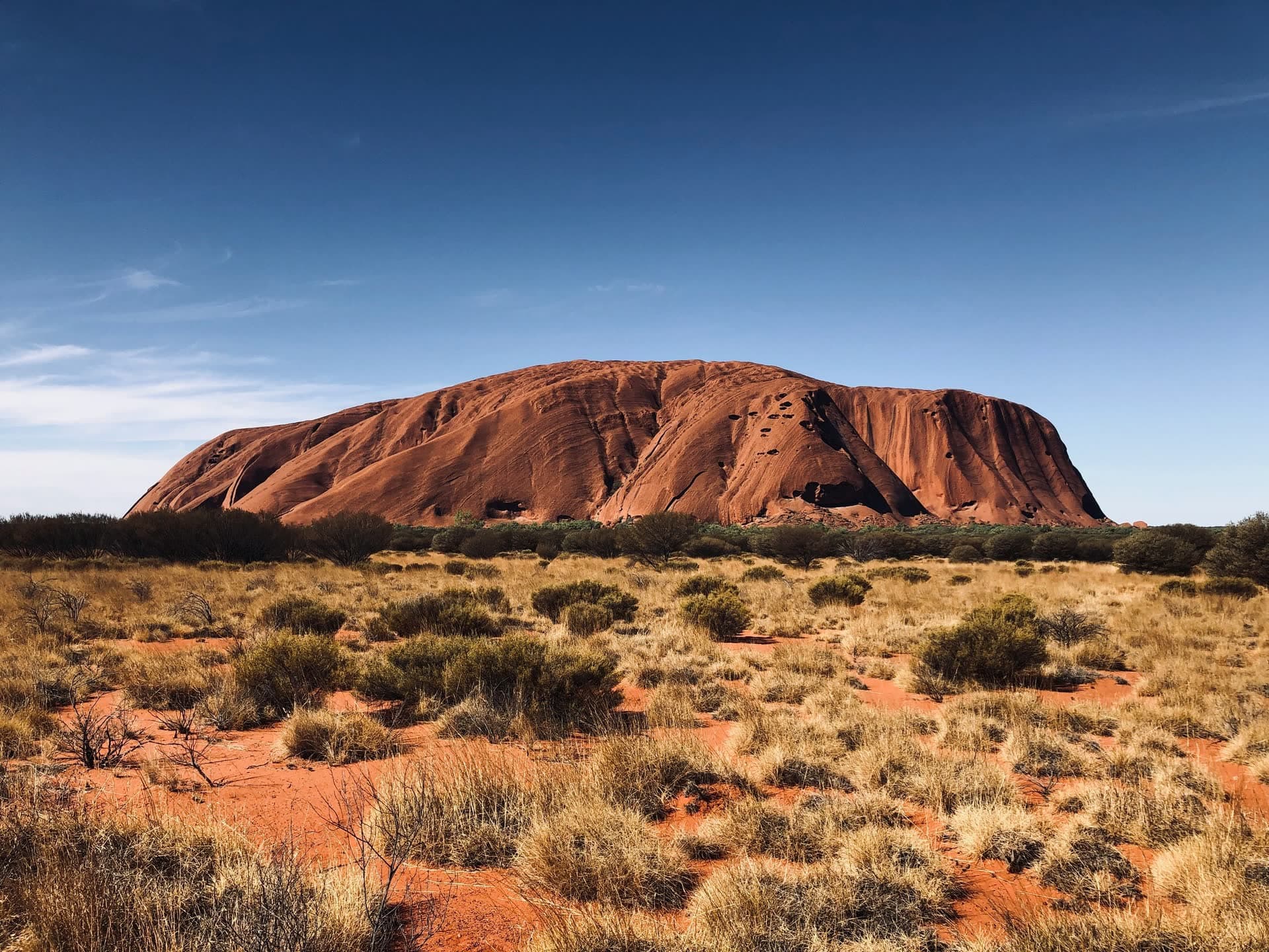 Le monolithe d'Uluru au cœur du désert australien