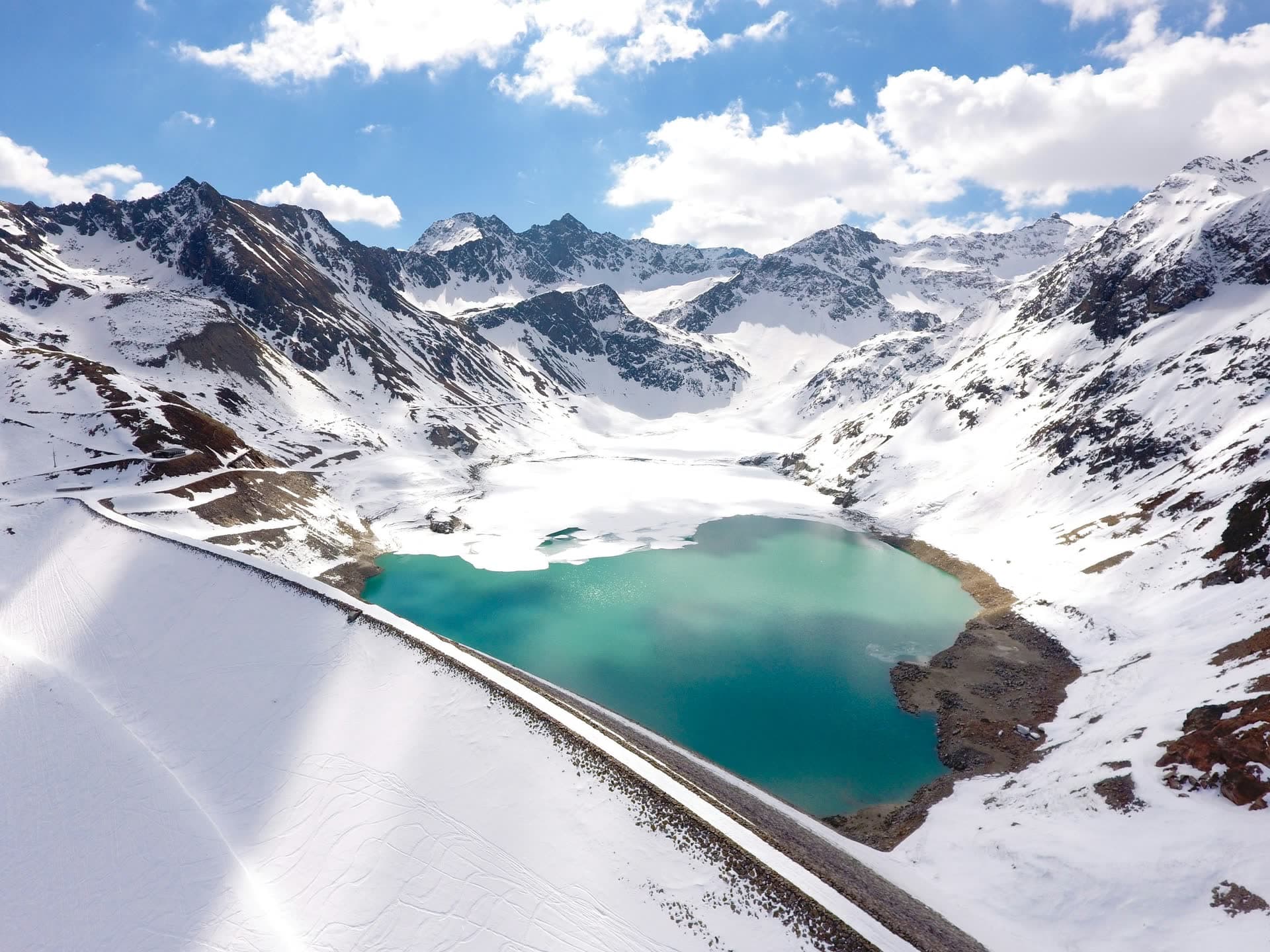 Lac de barrage turquoise dans les Alpes autrichiennes enneigées