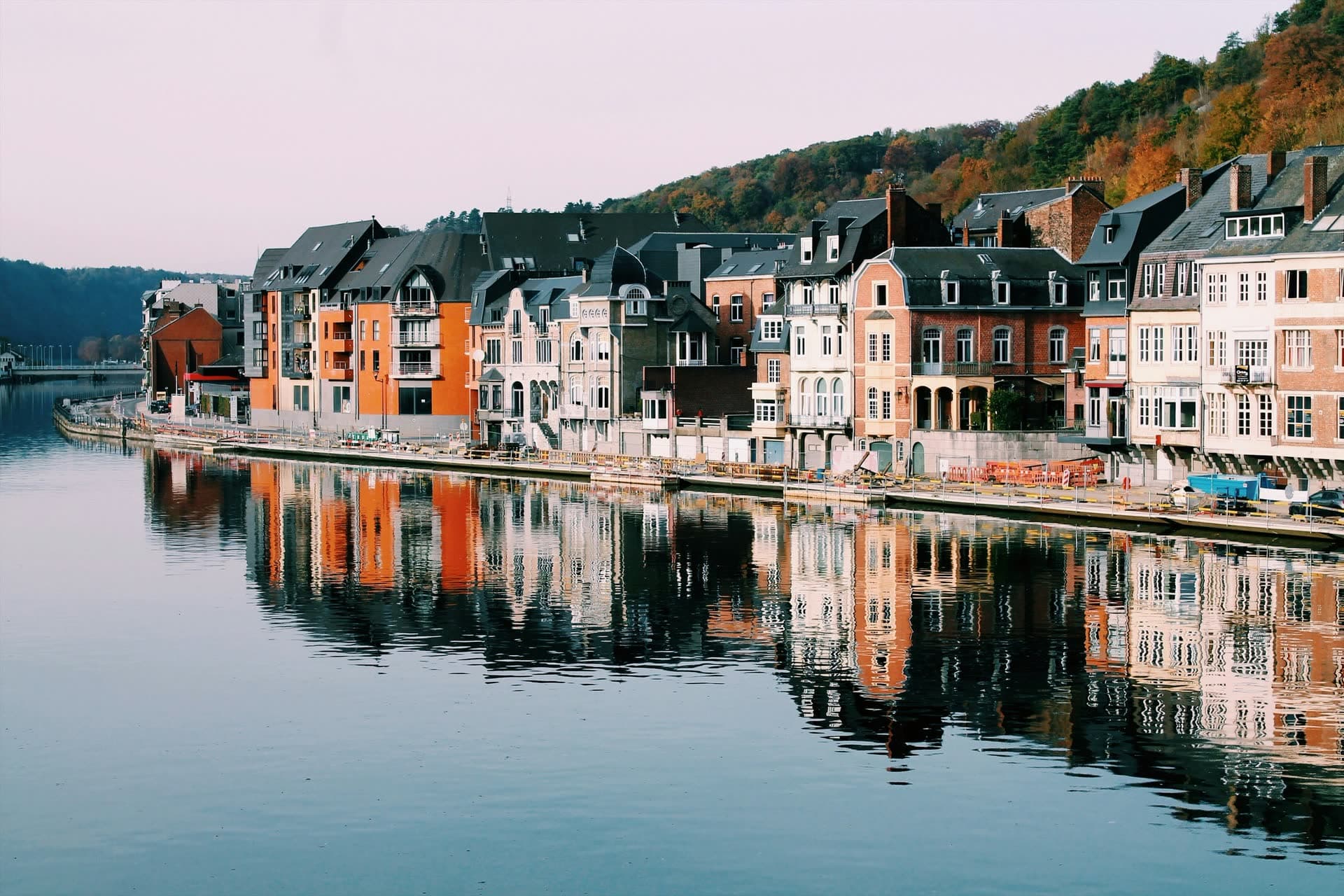 Maisons colorées au bord de la Meuse à Dinant, en Belgique. Vivre en Belgique : notre fiche expatriation.