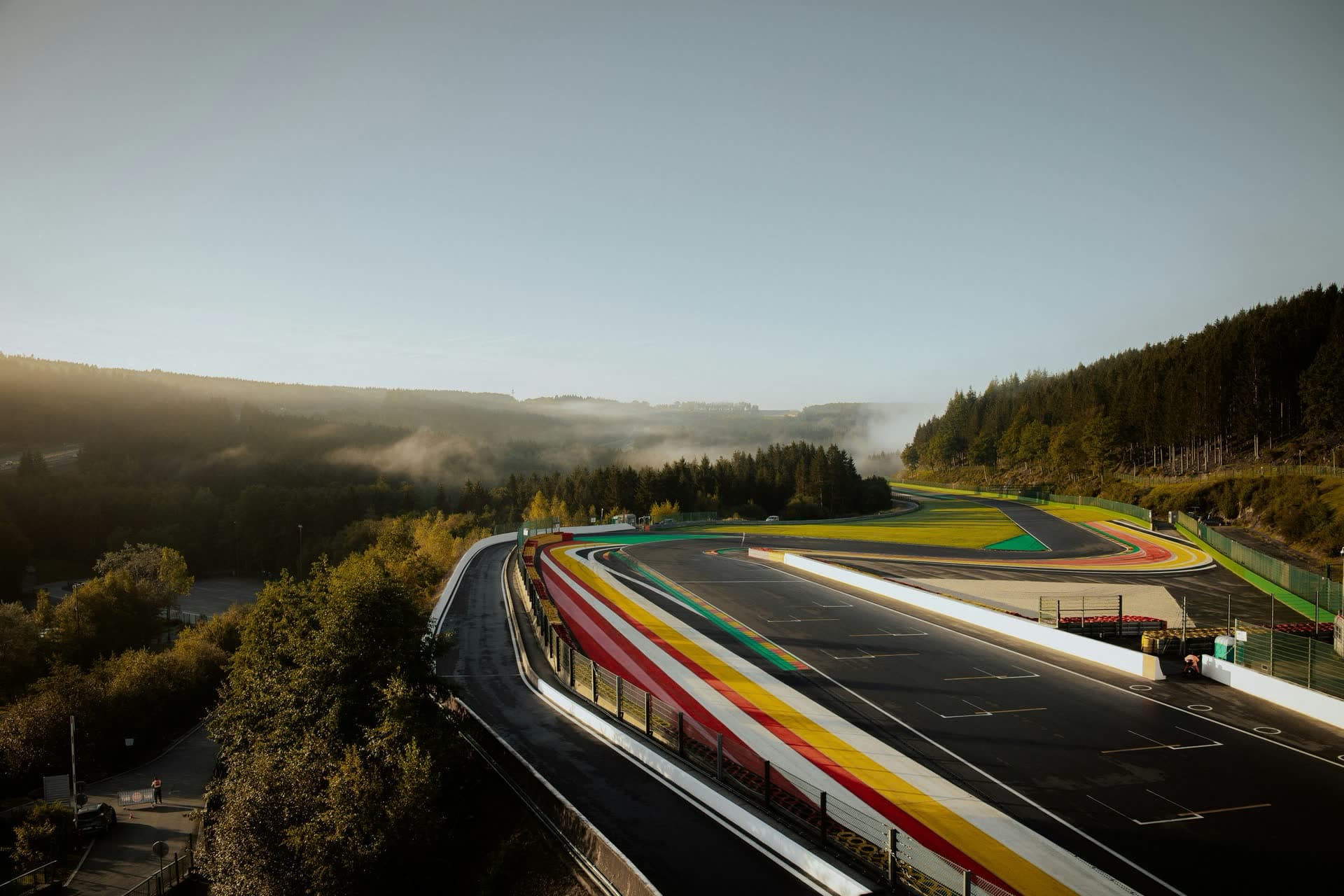 Le circuit de Spa-Francorchamps dans la brume, en Belgique