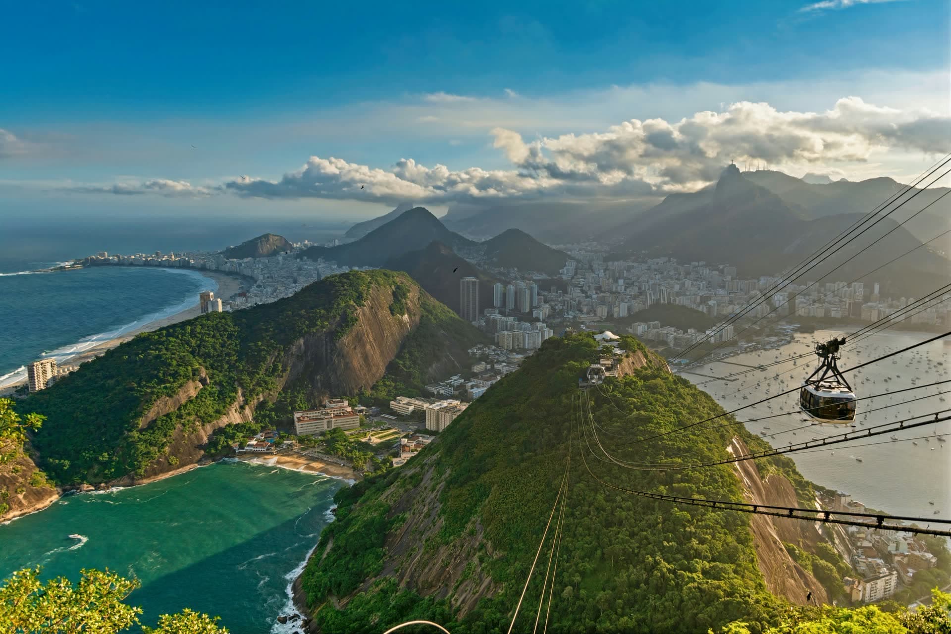 Le Pain de Sucre et son téléphérique au-dessus de Rio de Janeiro, au Brésil. Vivre au Brésil : notre fiche expatriation.