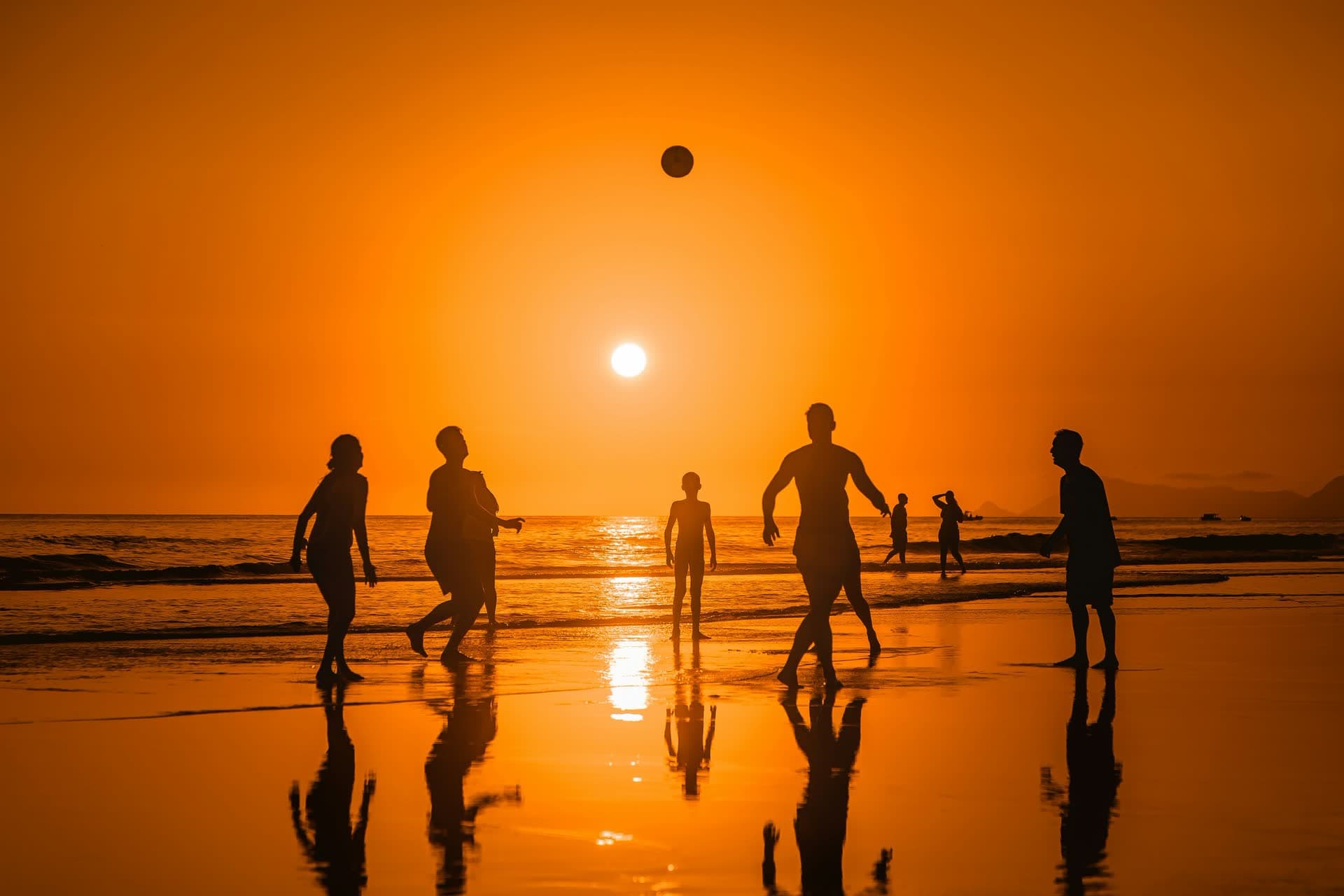 Partie de football sur la plage au coucher du soleil, au Brésil
