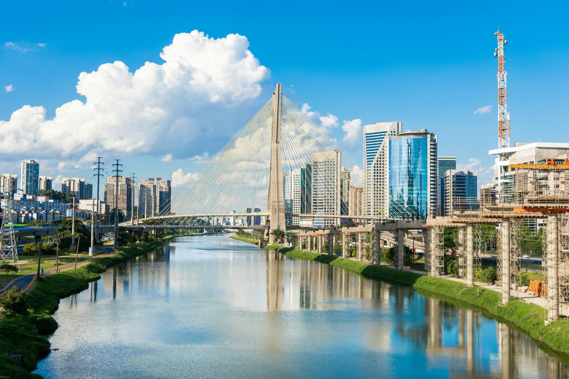 Le pont haubané de São Paulo et les tours du quartier d'affaires, au Brésil