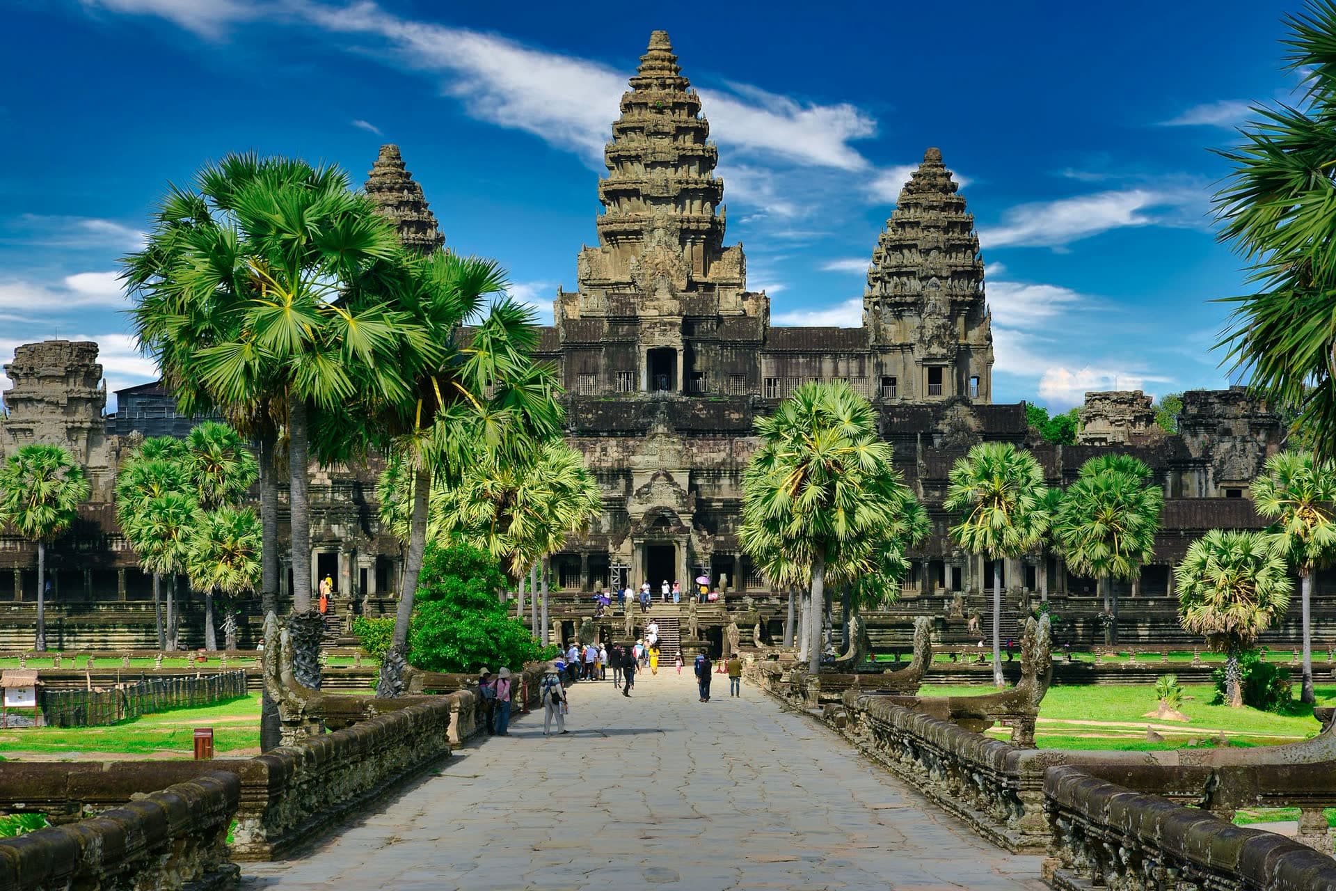 Le temple d'Angkor Vat et ses palmiers, au Cambodge. Vivre au Cambodge : notre fiche expatriation.