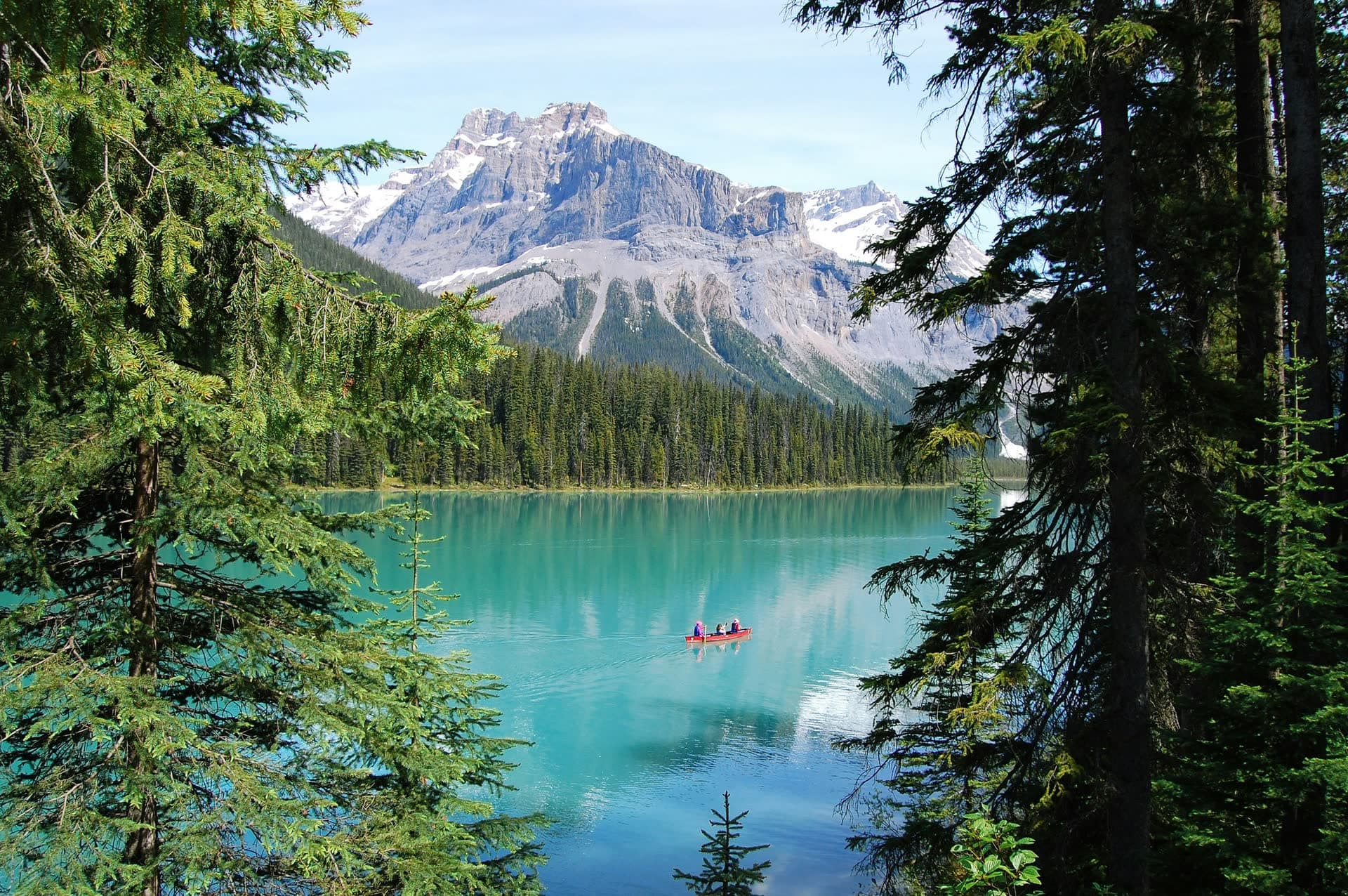 Lac turquoise et canoë au pied des Rocheuses canadiennes. Vivre au Canada : notre fiche expatriation.