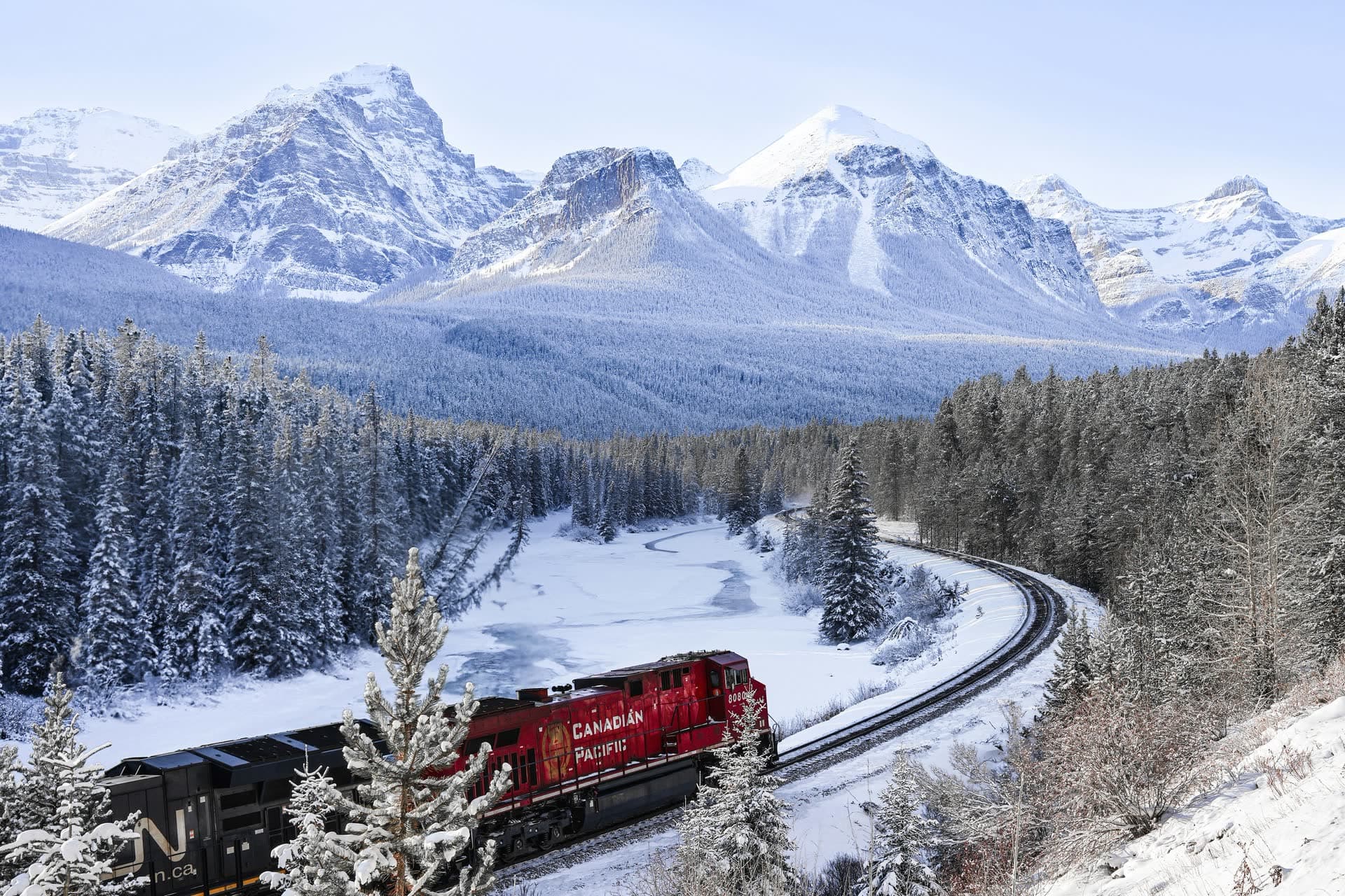 Train de marchandises traversant les Rocheuses enneigées, au Canada