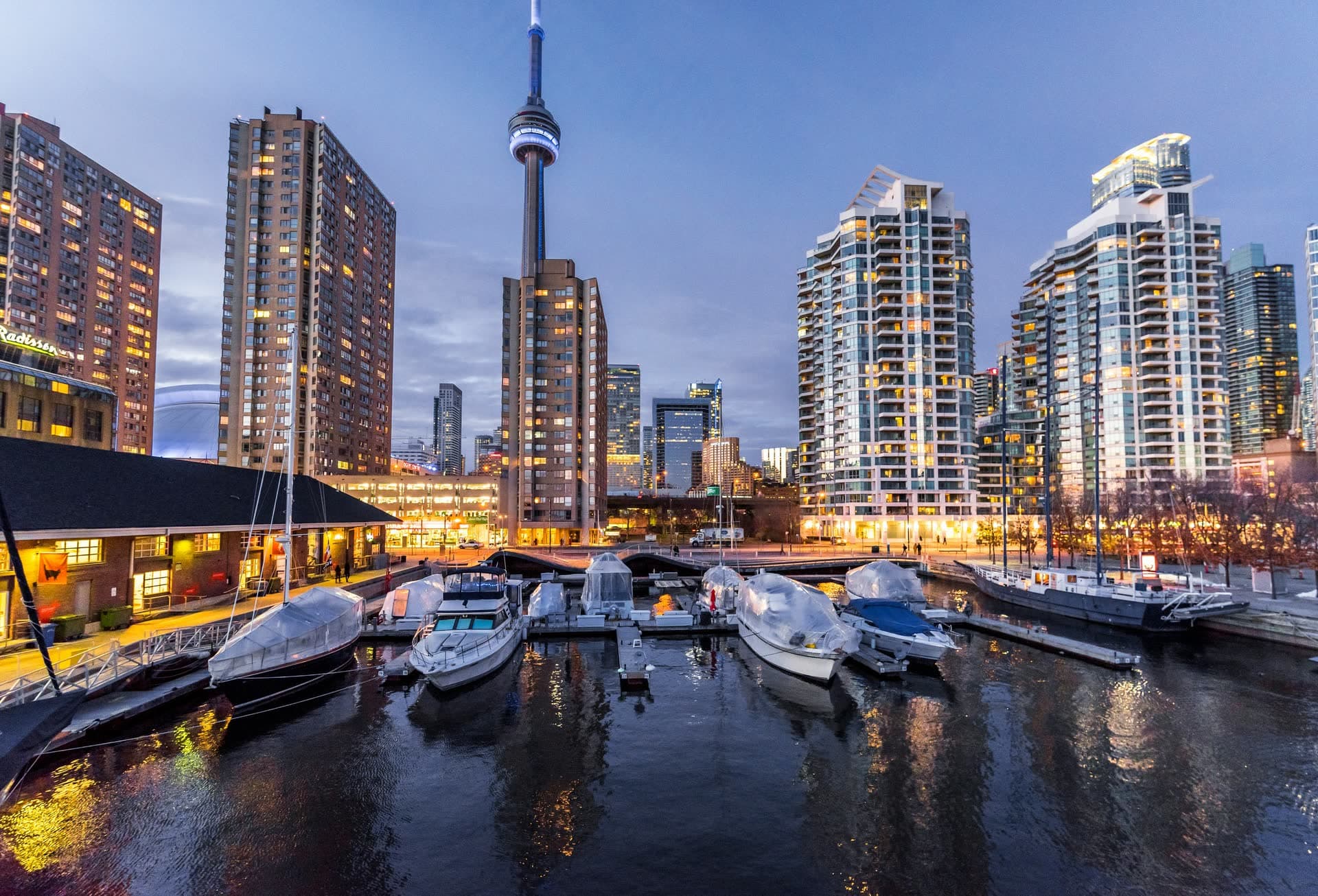La tour CN et la marina de Toronto illuminées, au Canada