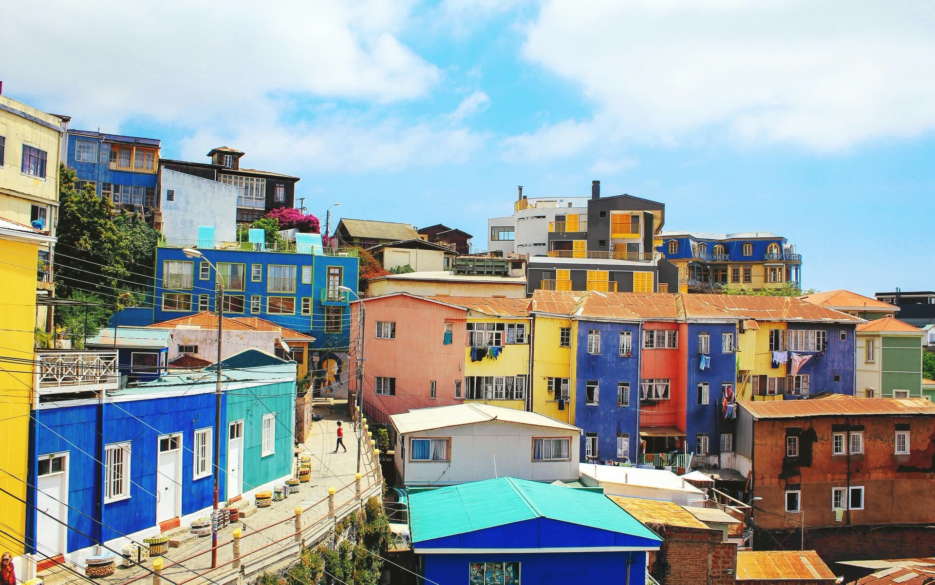 Maisons colorées accrochées aux collines de Valparaíso, au Chili