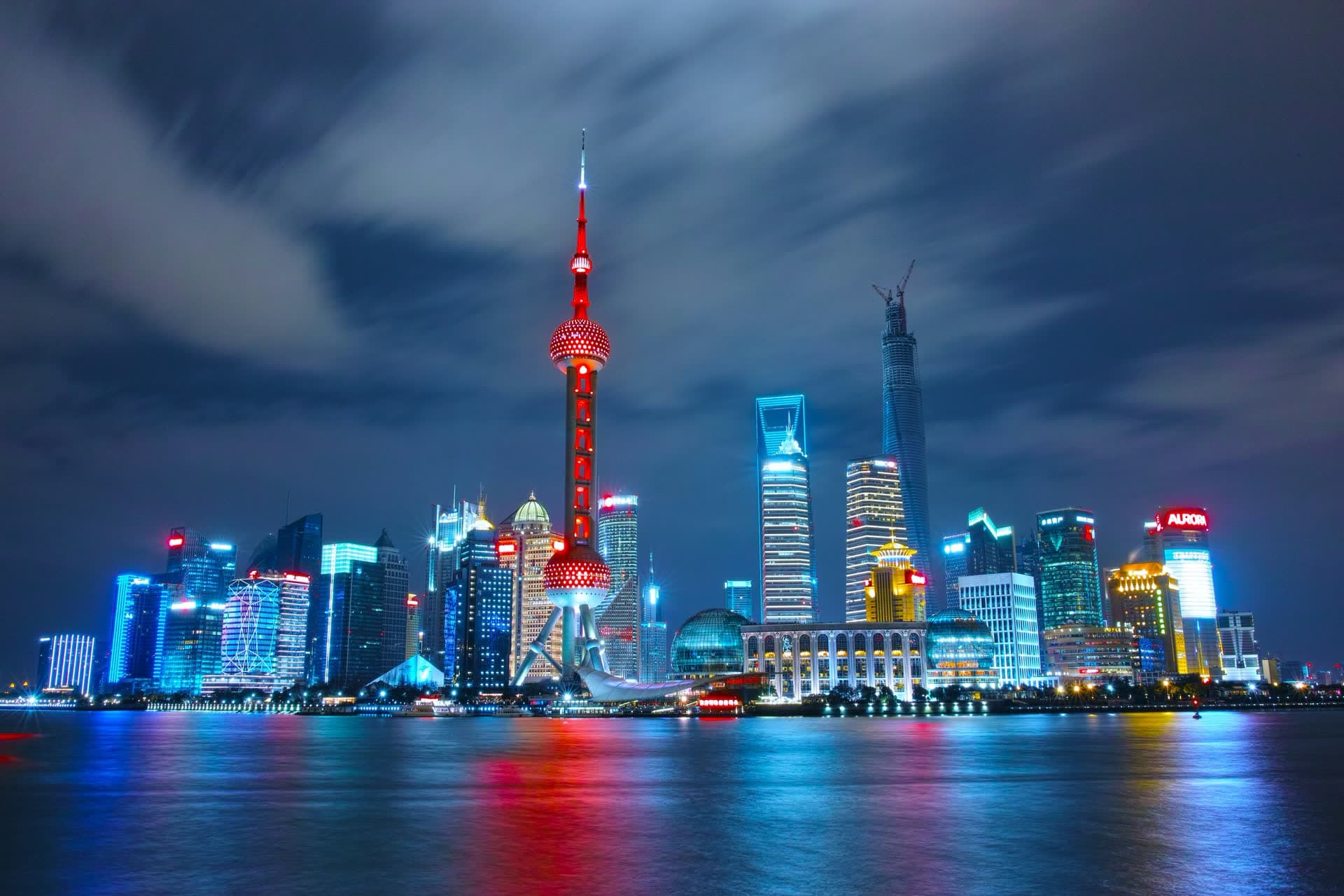 Les gratte-ciels de Pudong illuminés au bord du Huangpu, à Shanghai. Vivre en Chine : notre fiche expatriation.