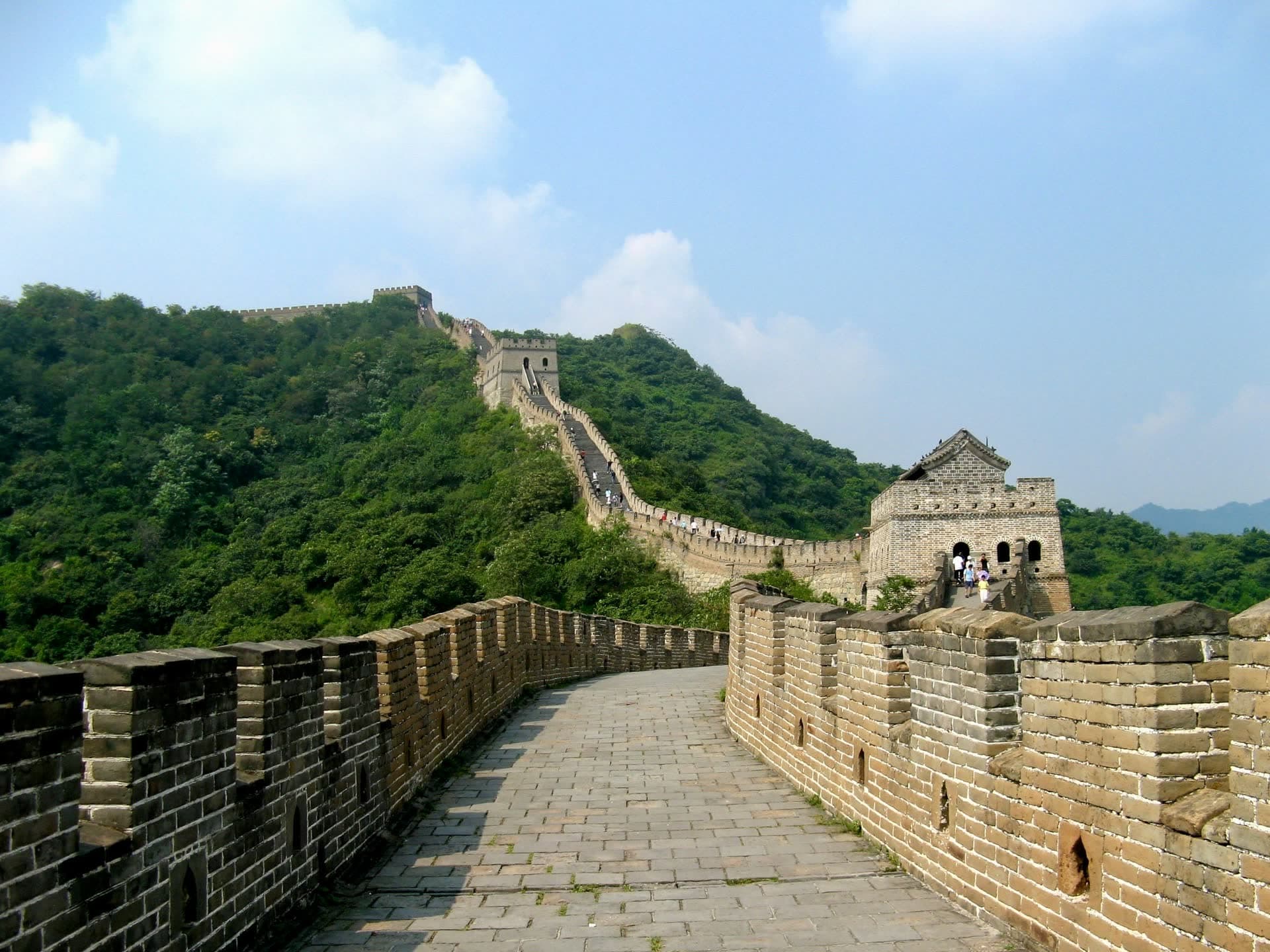 Un tronçon de la Grande Muraille serpentant sur les crêtes, en Chine