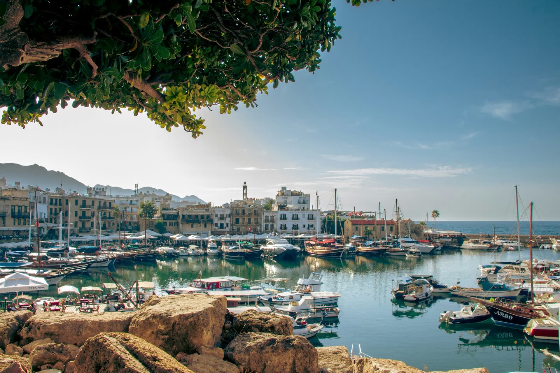 Le port de Kyrenia et ses bateaux de pêche, à Chypre. Vivre à Chypre : notre fiche expatriation.
