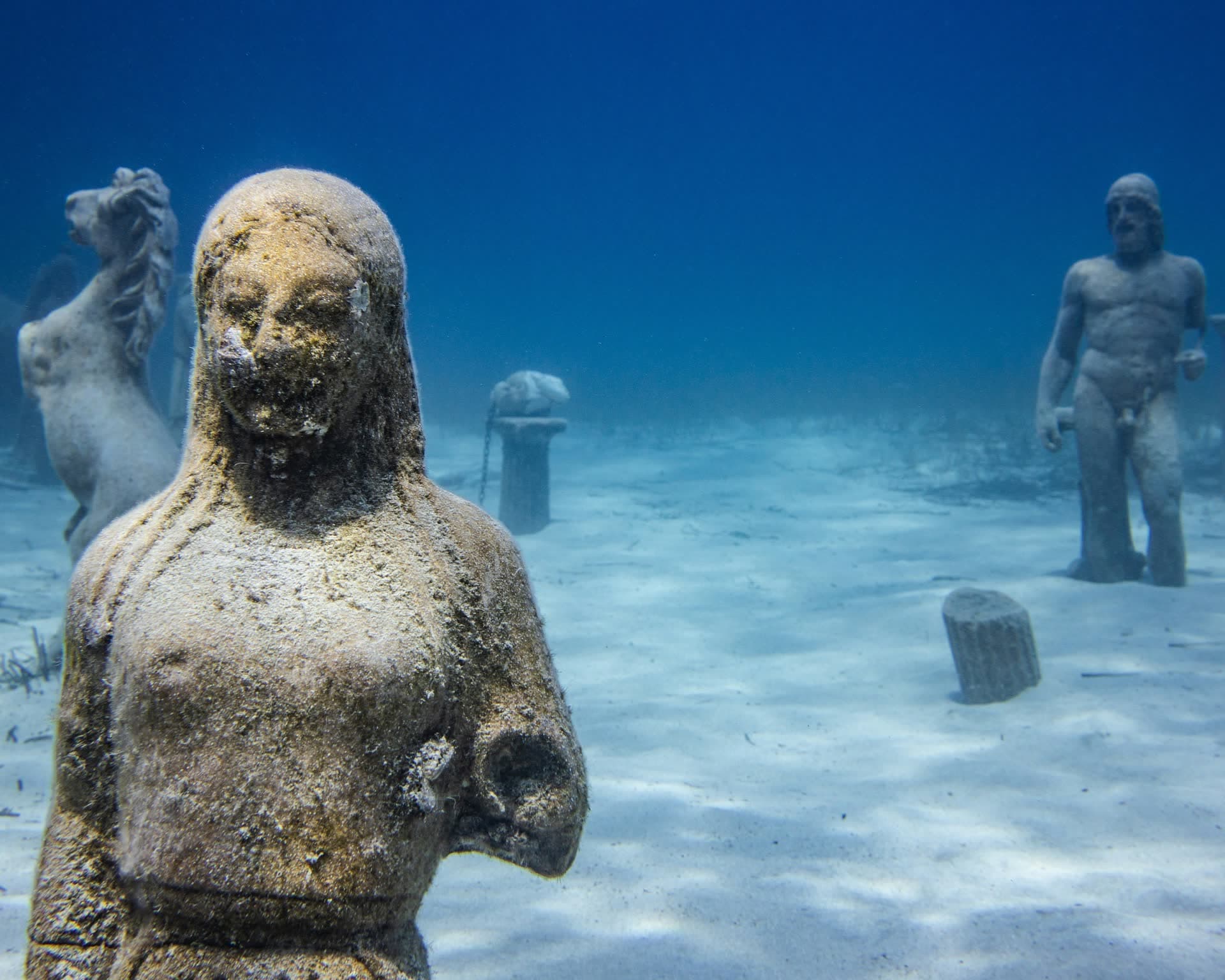 Statues du musée sous-marin d'Ayia Napa, à Chypre