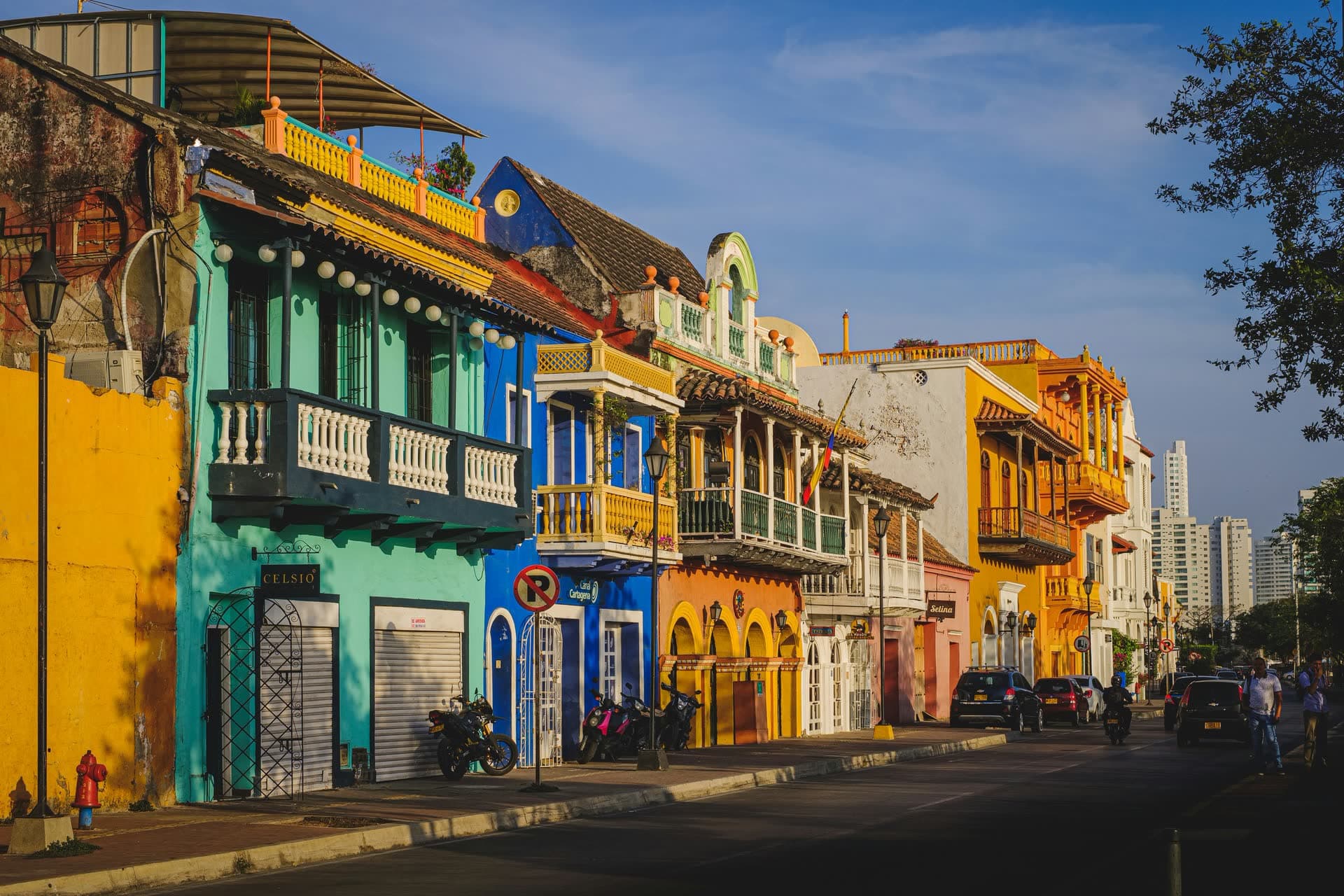Rue aux façades colorées de Carthagène des Indes, en Colombie. Vivre en Colombie : notre fiche expatriation.