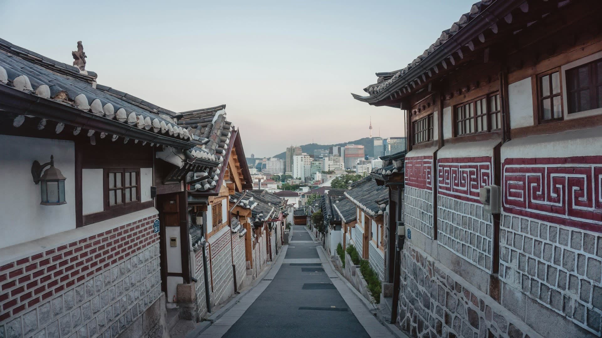 Le village de maisons traditionnelles de Bukchon devant la ville moderne, à Séoul