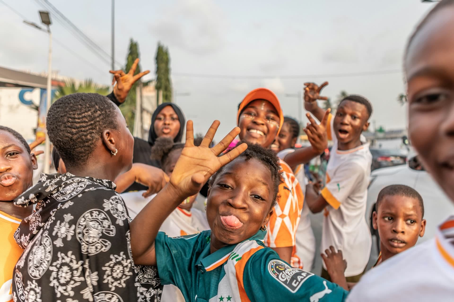 Groupe d'enfants souriants dans une rue de Côte d'Ivoire