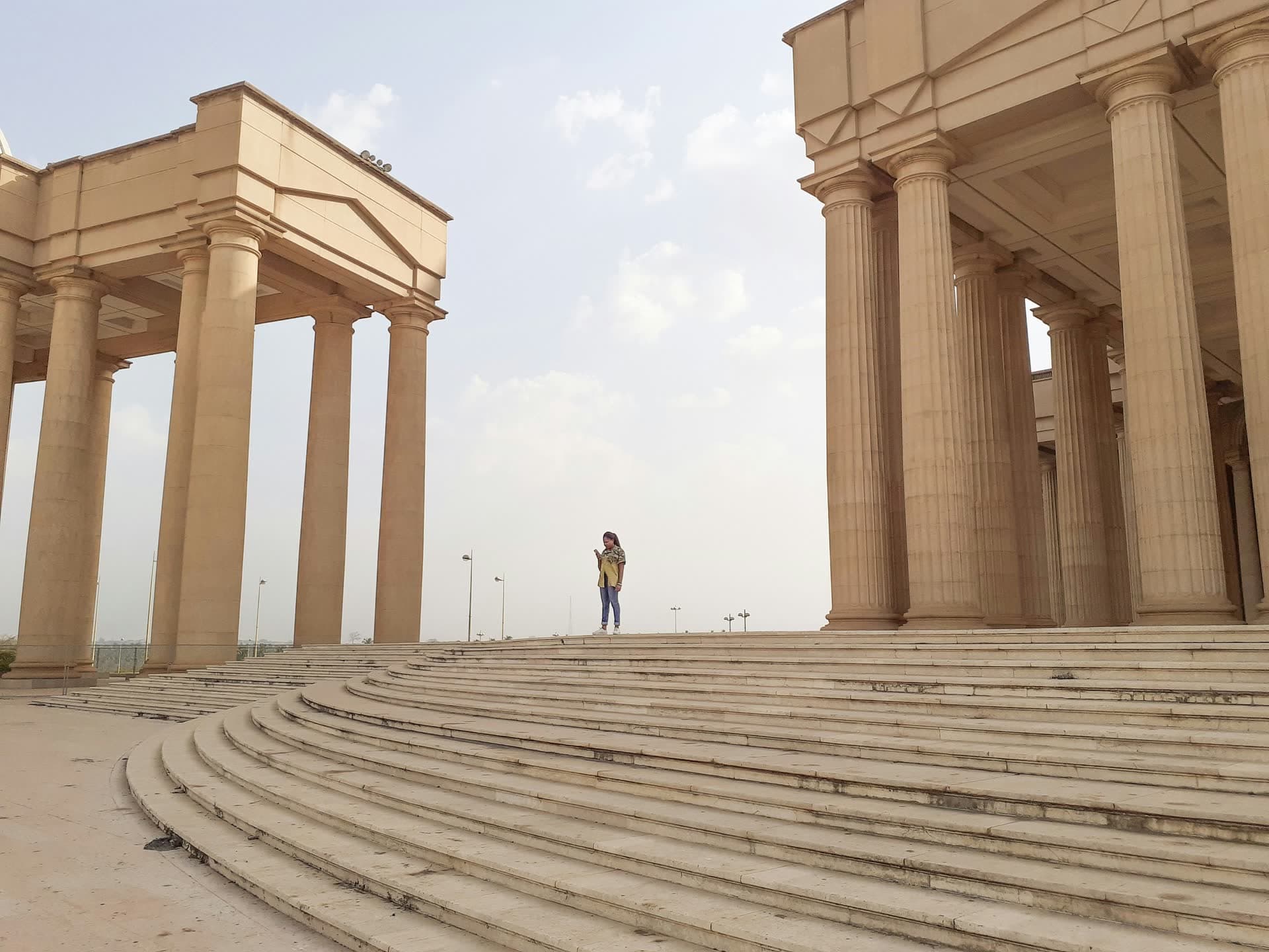Colonnade et grands escaliers d'un monument abidjanais, en Côte d'Ivoire