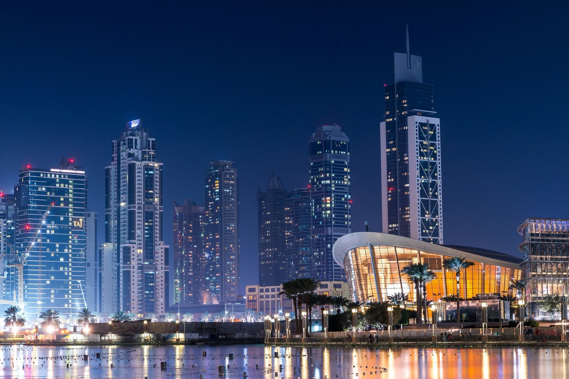Les gratte-ciels de la marina de Dubaï illuminés la nuit