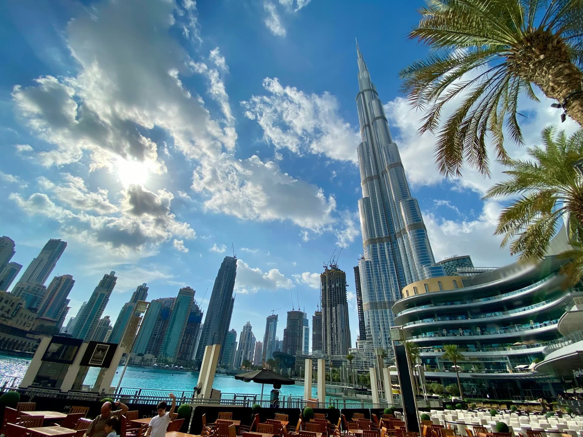 La Burj Khalifa vue depuis le pied de la tour, à Dubaï
