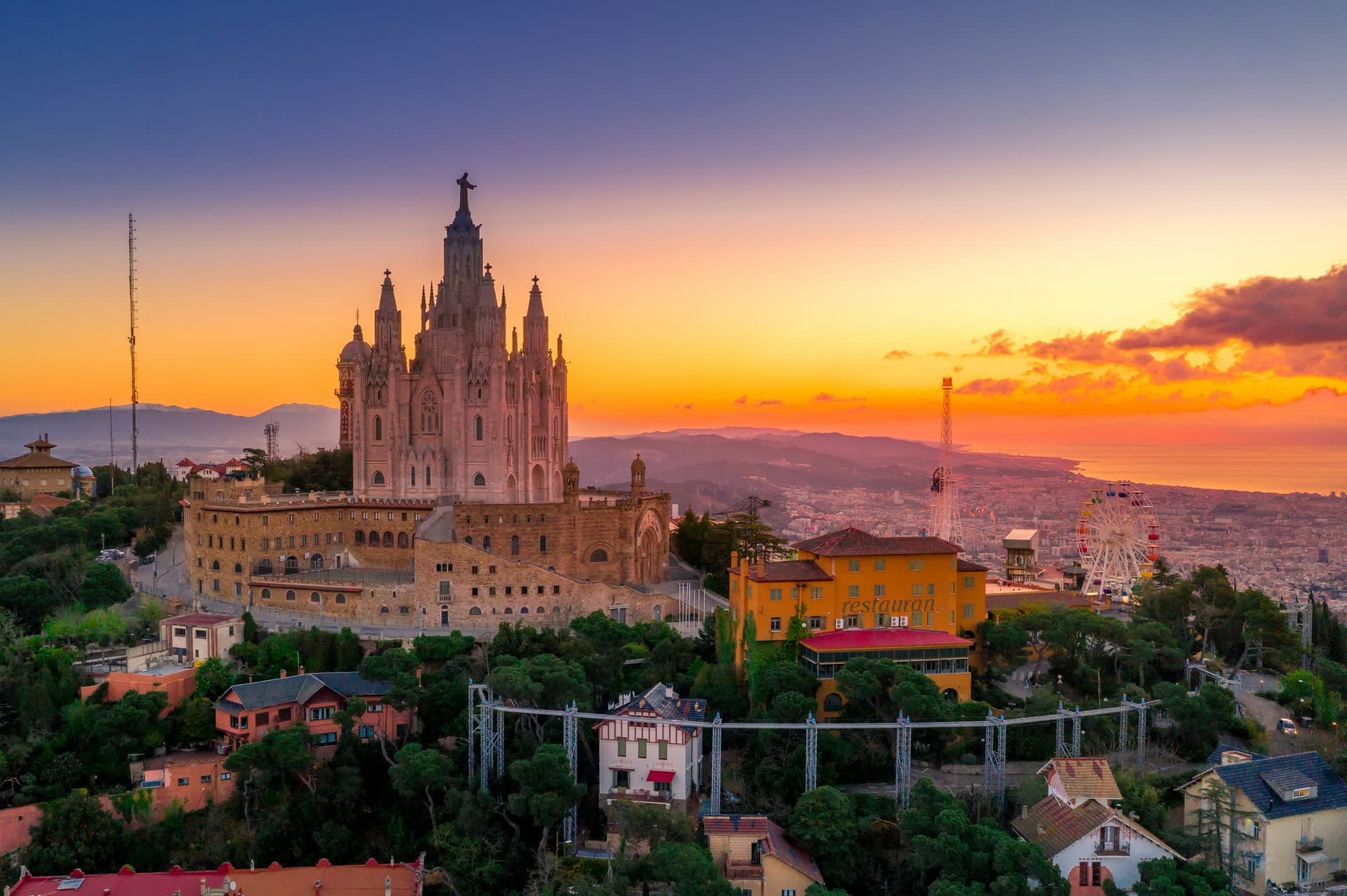 Le temple du Tibidabo dominant Barcelone au coucher du soleil, en Espagne. Vivre en Espagne : notre fiche expatriation.