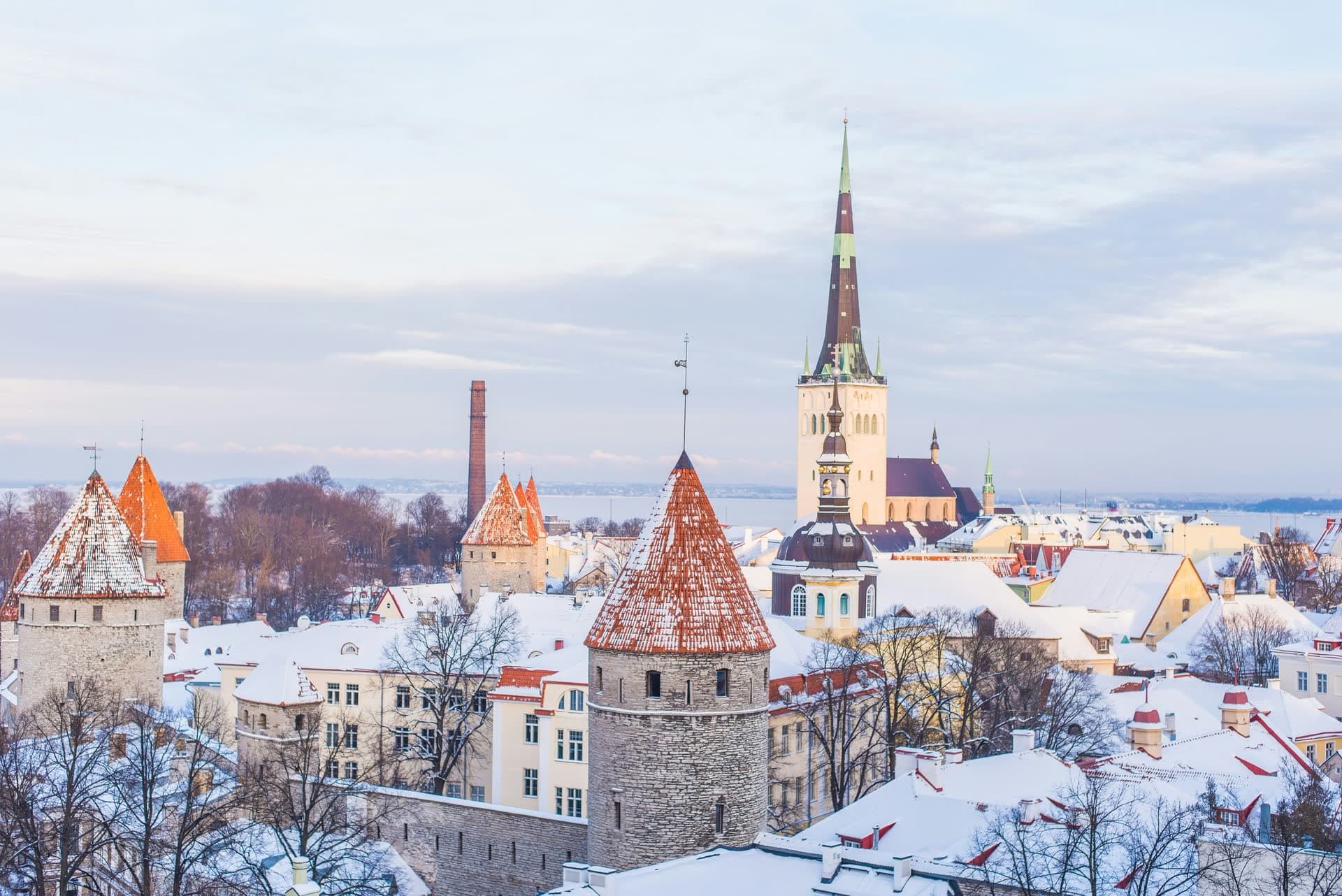 La vieille ville de Tallinn sous la neige, en Estonie. Vivre en Estonie : notre fiche expatriation.