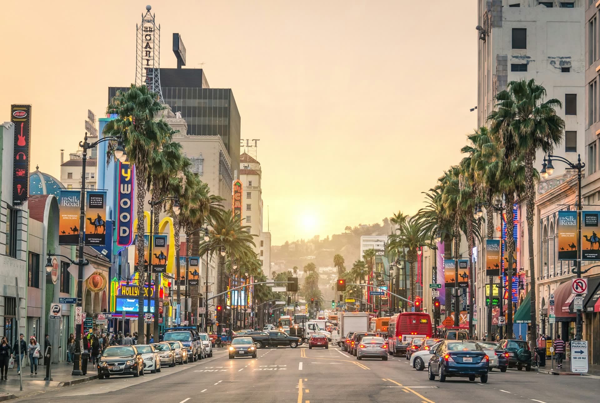 Hollywood Boulevard au coucher du soleil, à Los Angeles