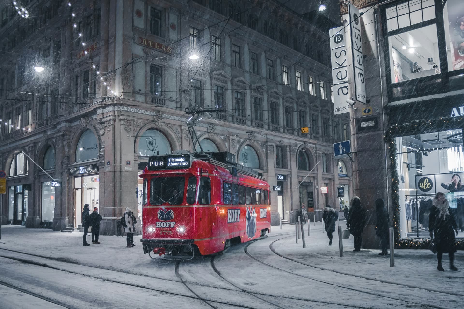 Tramway rouge dans une rue enneigée d'Helsinki, en Finlande