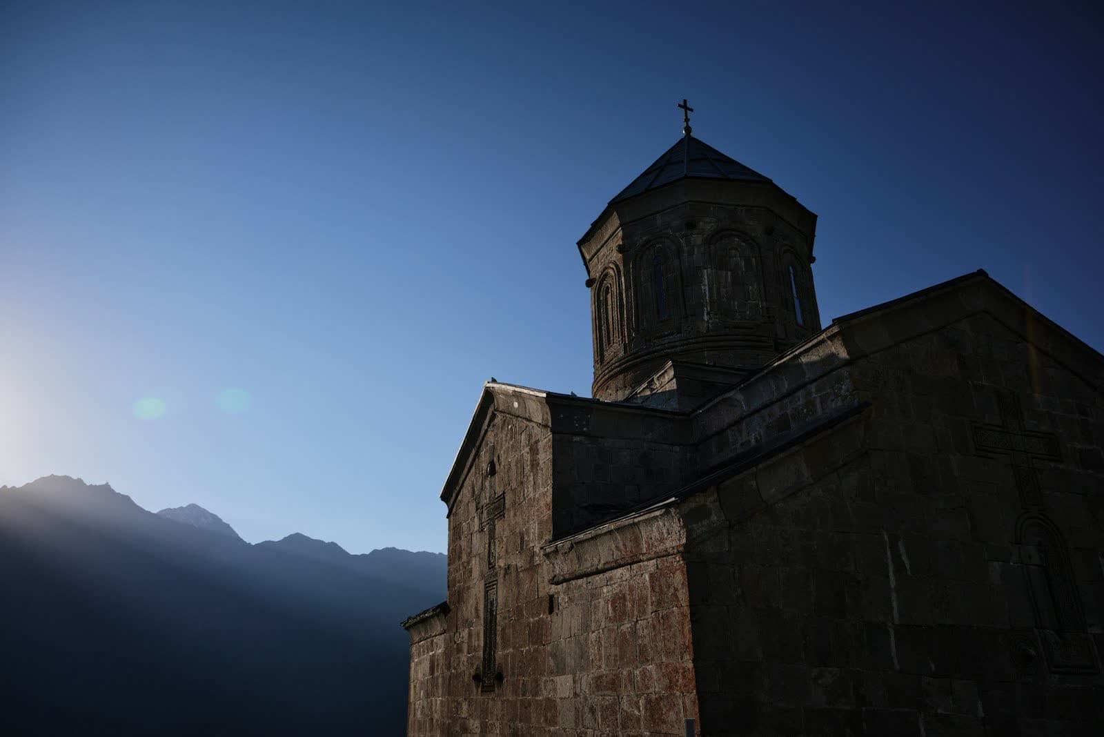 Église de pierre isolée au pied des montagnes du Caucase, en Géorgie
