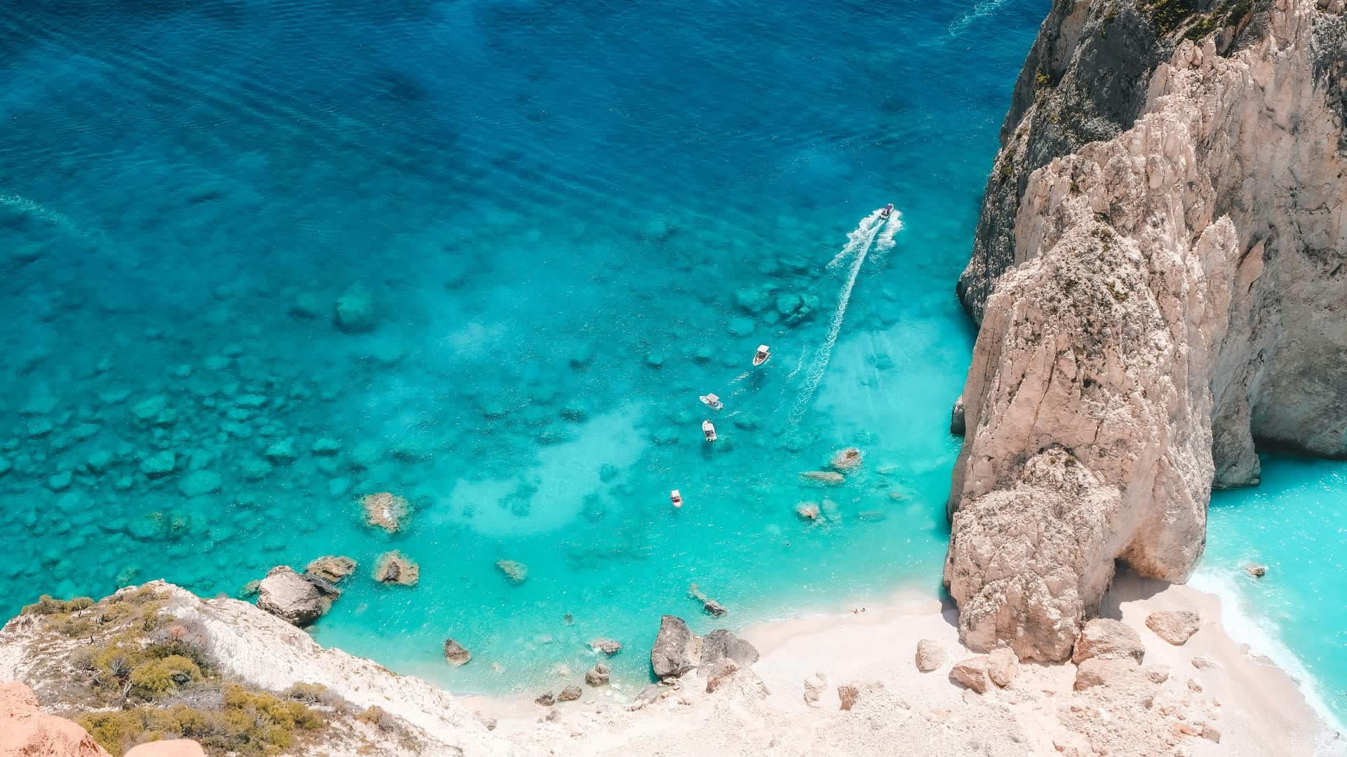 Crique turquoise vue du ciel sur une île grecque