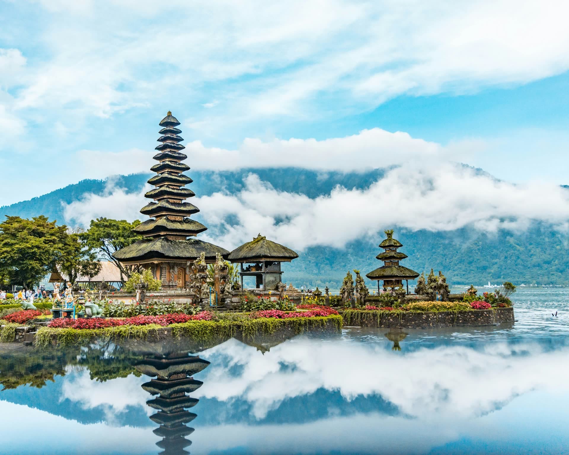 Le temple d'Ulun Danu Beratan se reflétant dans le lac, à Bali. Vivre en Indonésie : notre fiche expatriation.