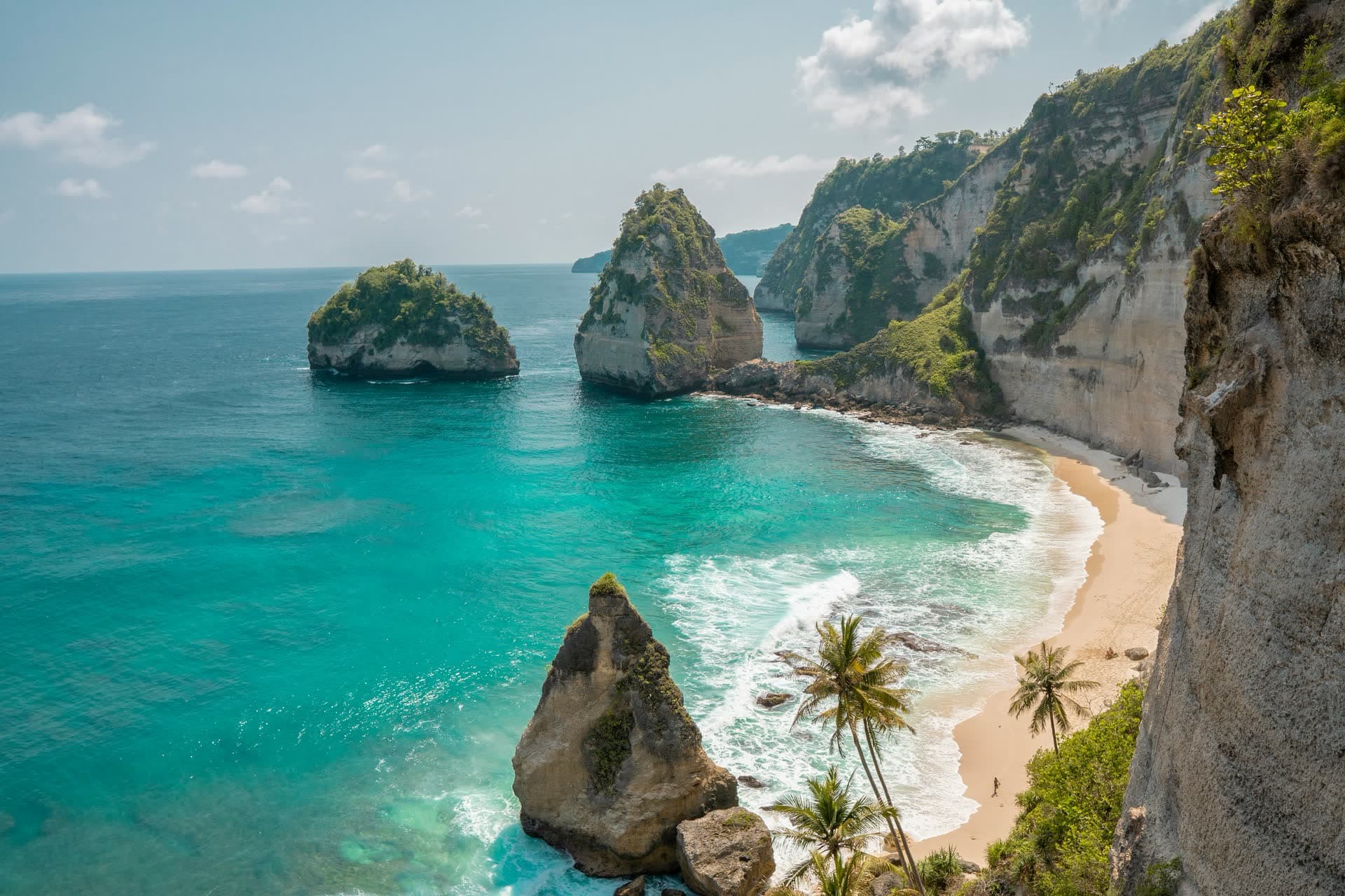 Plage et rochers de Nusa Penida sur une eau turquoise, en Indonésie