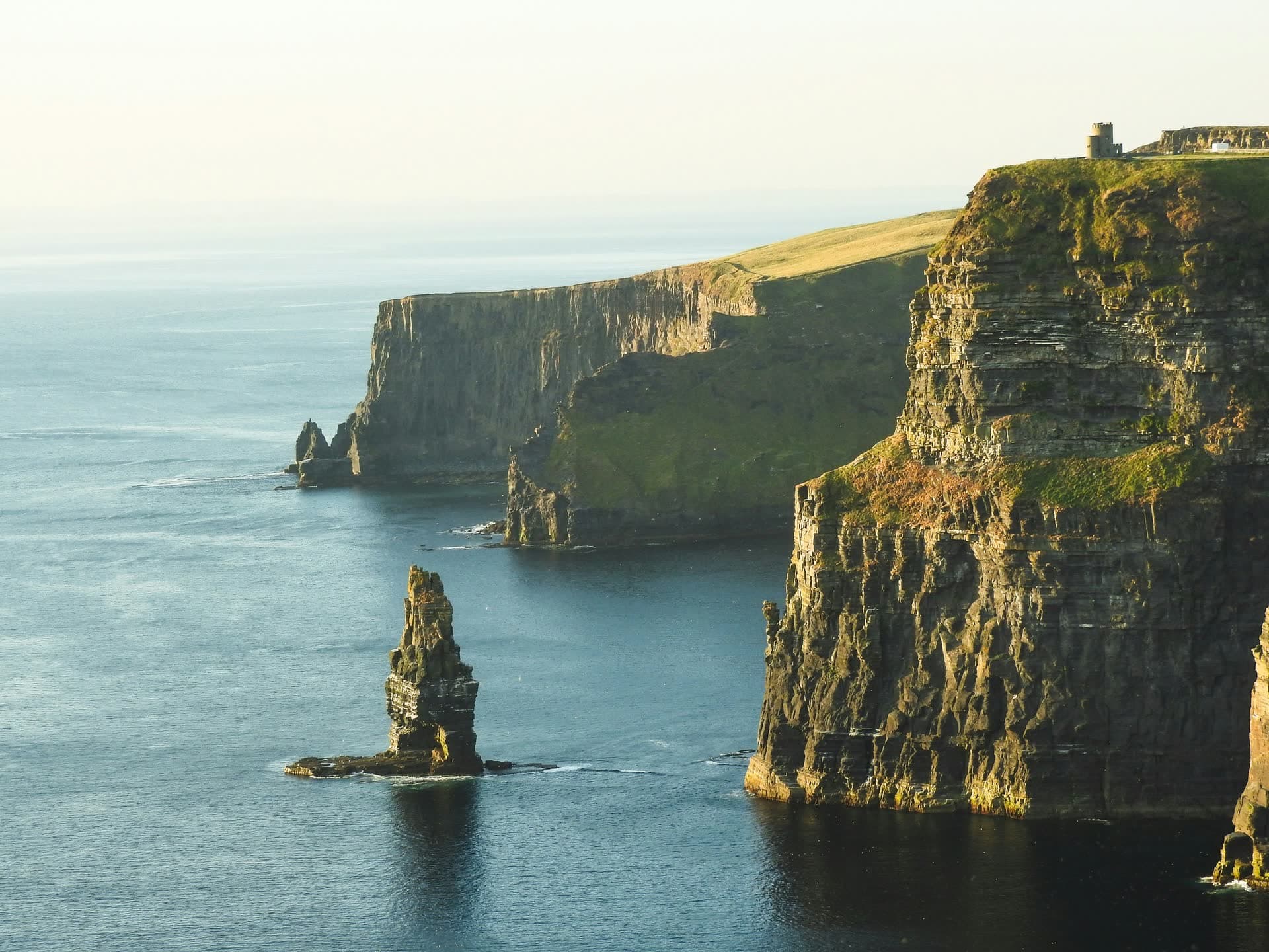 Les falaises de Moher plongeant dans l'Atlantique, en Irlande. Vivre en Irlande : notre fiche expatriation.