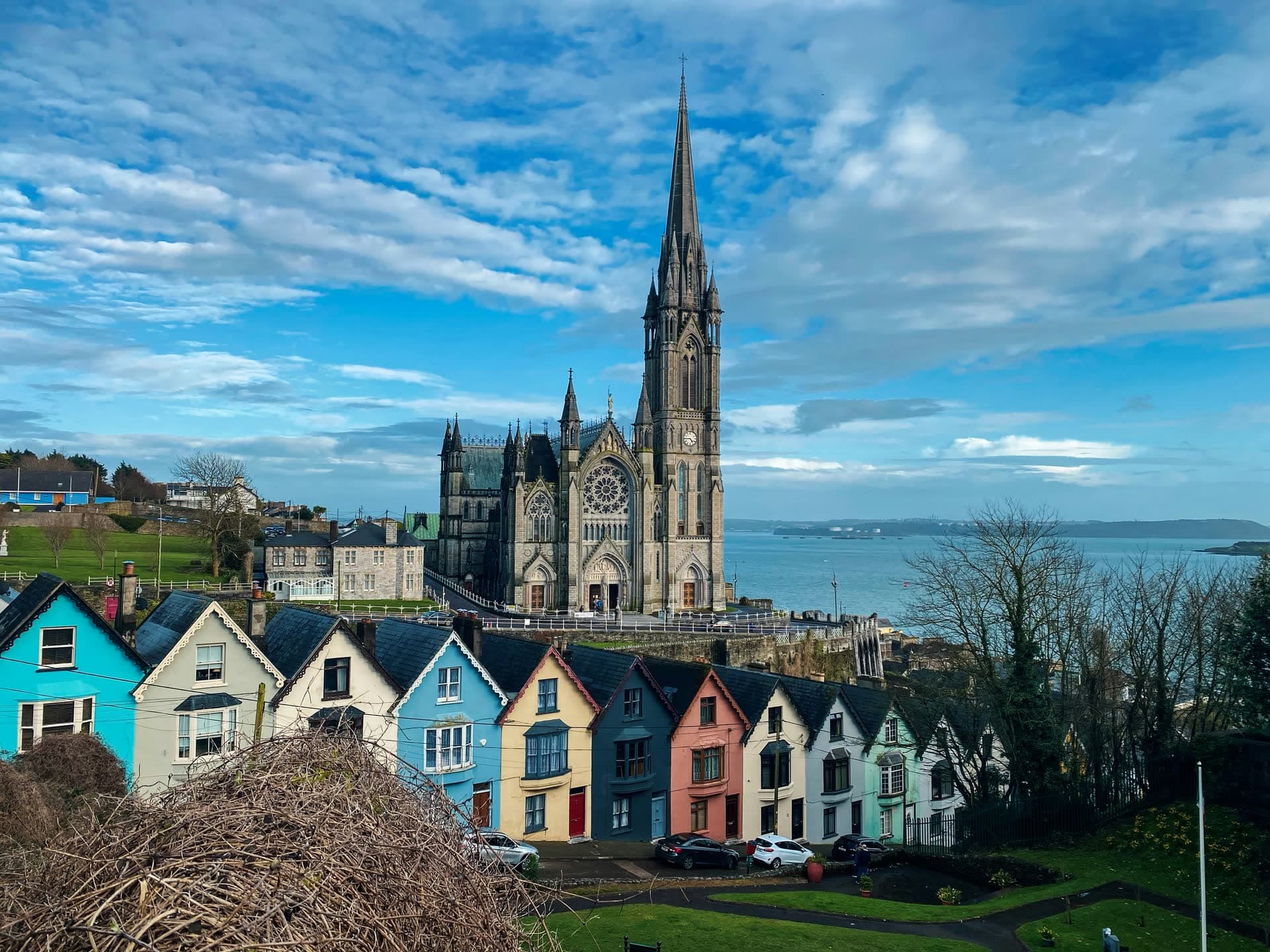 Maisons colorées et cathédrale de Cobh, en Irlande