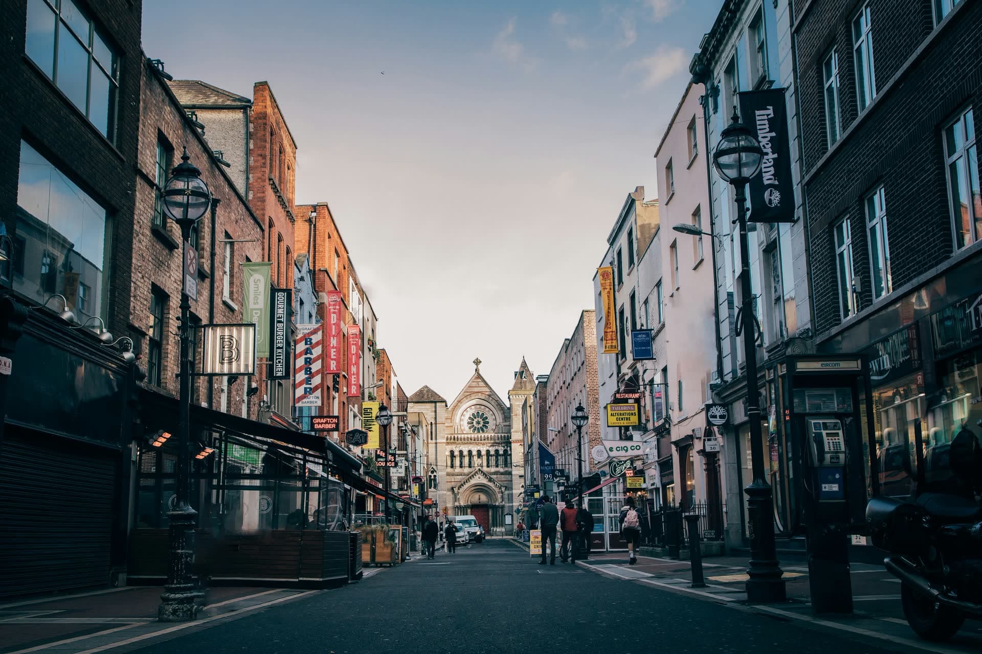 Rue commerçante bordée de façades anciennes dans une ville irlandaise