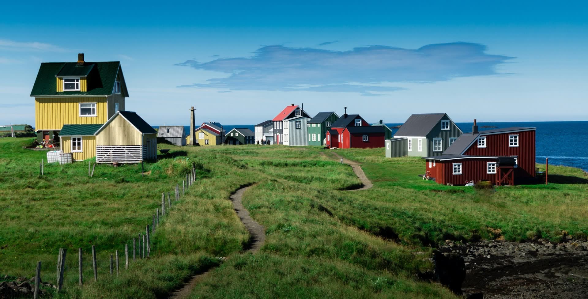 Maisons colorées posées sur l'herbe rase, en Islande