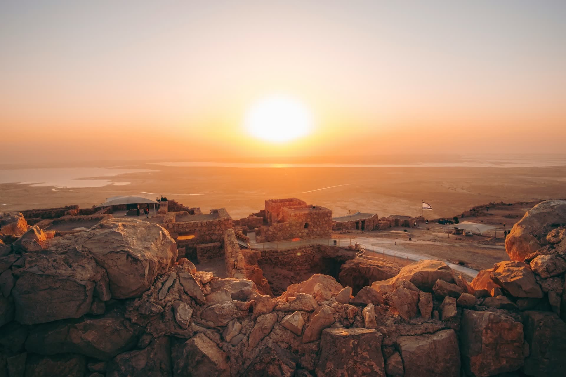 Coucher de soleil sur les reliefs du désert, en Israël. Vivre en Israël : notre fiche expatriation.