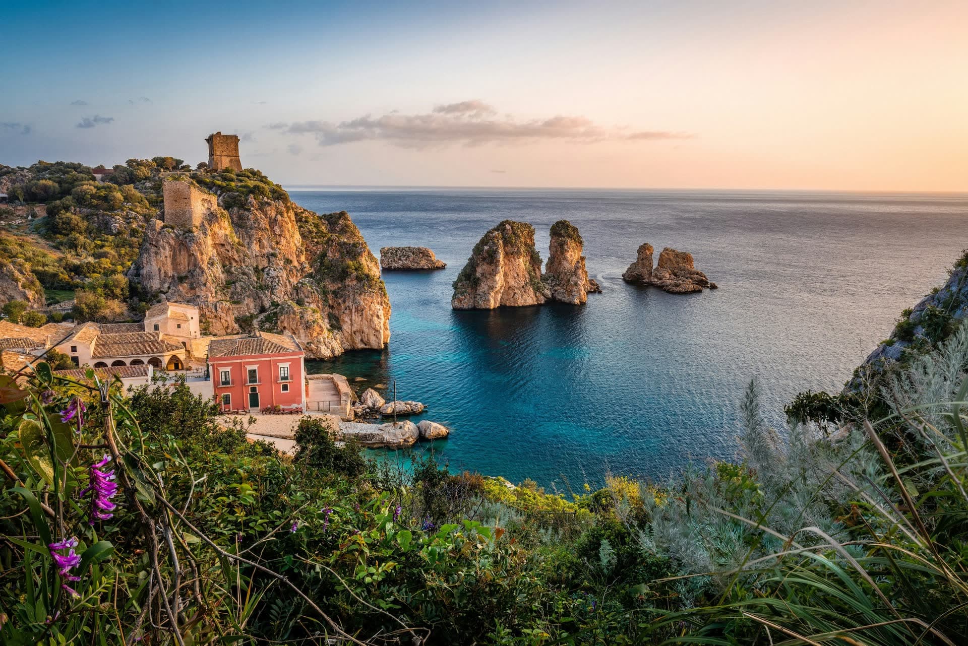 Tonnara et rochers sur la côte sicilienne, en Italie