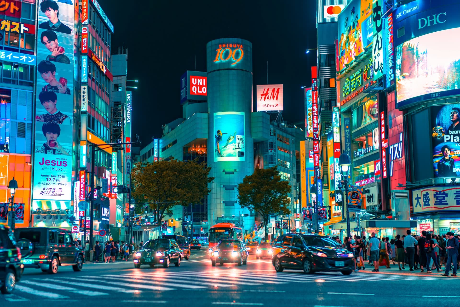 Le carrefour de Shibuya illuminé la nuit, à Tokyo
