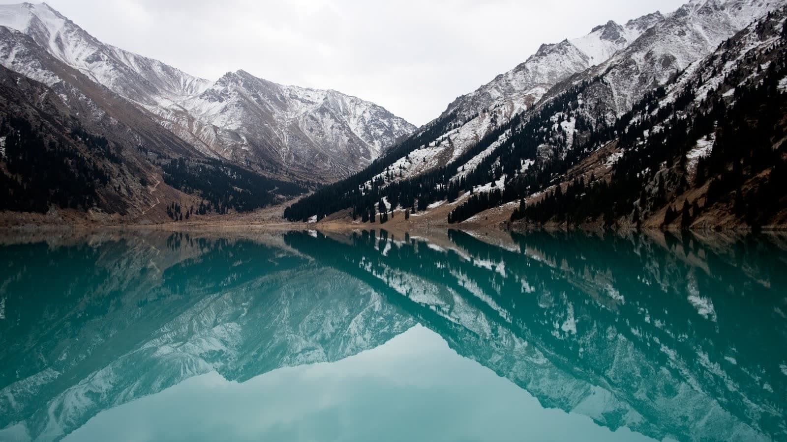 Le Grand Lac Almaty et ses montagnes, au Kazakhstan