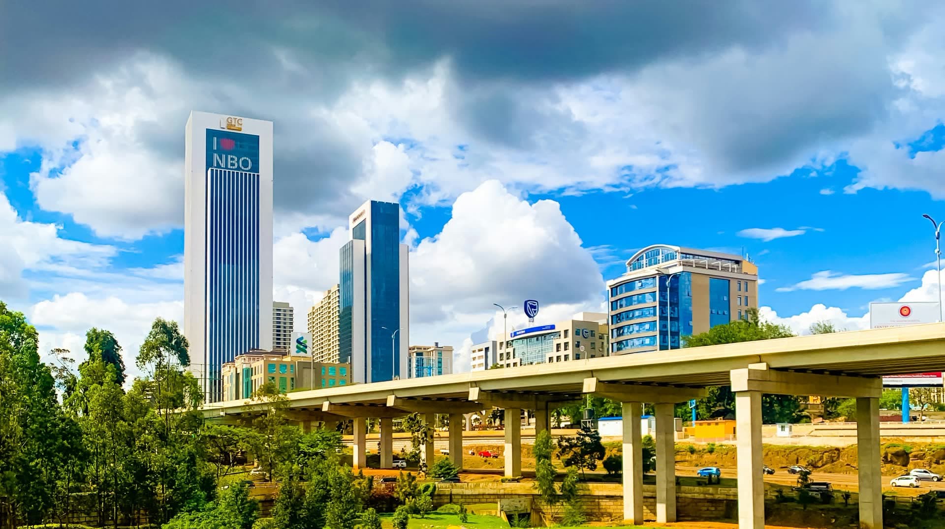 Gratte-ciels et voie express de Nairobi, au Kenya