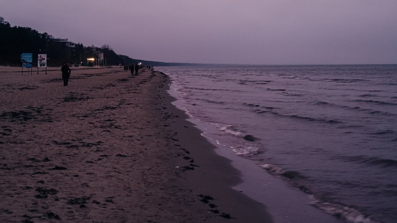 Plage de Jūrmala au crépuscule, en Lettonie