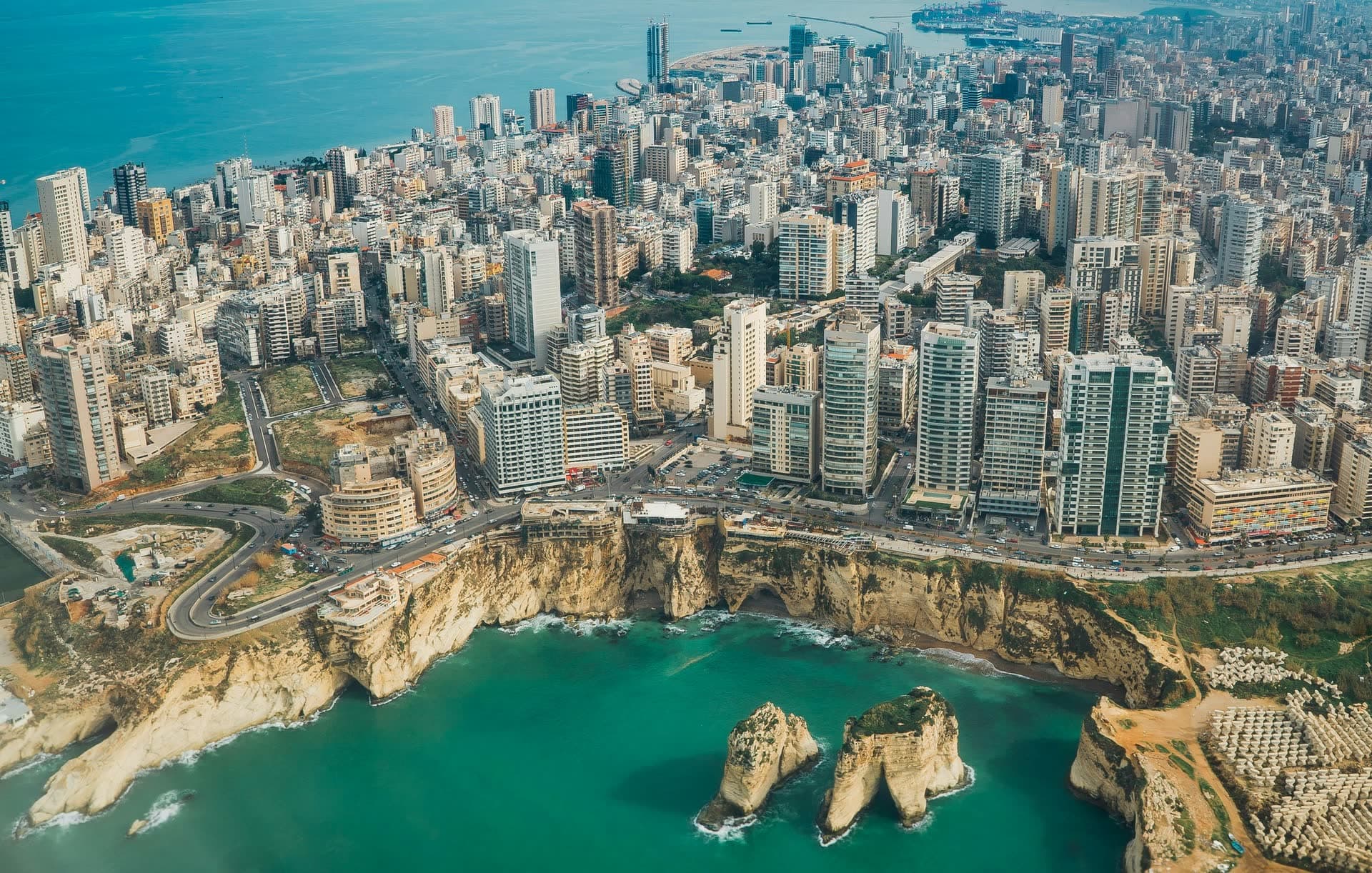 Beyrouth et son front de mer vus du ciel, au Liban. Vivre au Liban : notre fiche expatriation.