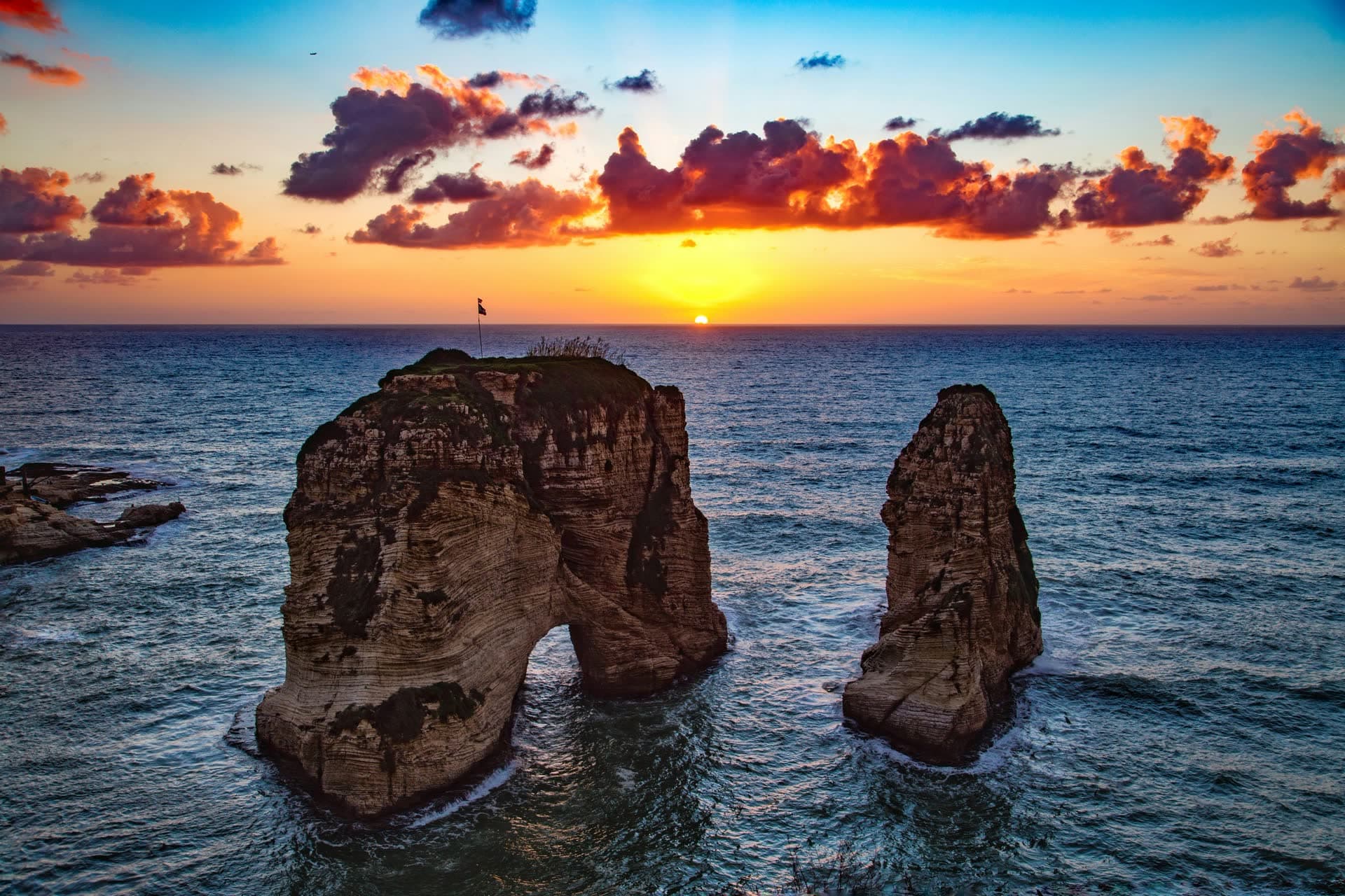 Les rochers des Pigeons de Beyrouth au coucher du soleil, au Liban