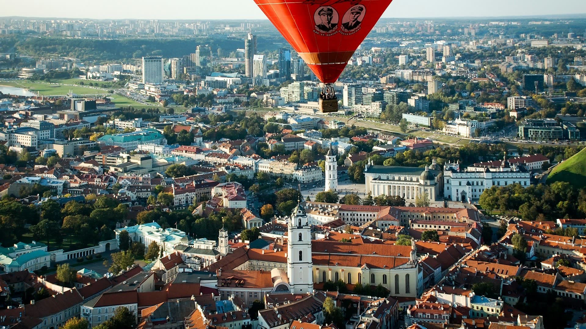 Montgolfière au-dessus des toits de Vilnius, en Lituanie. Vivre en Lituanie : notre fiche expatriation.